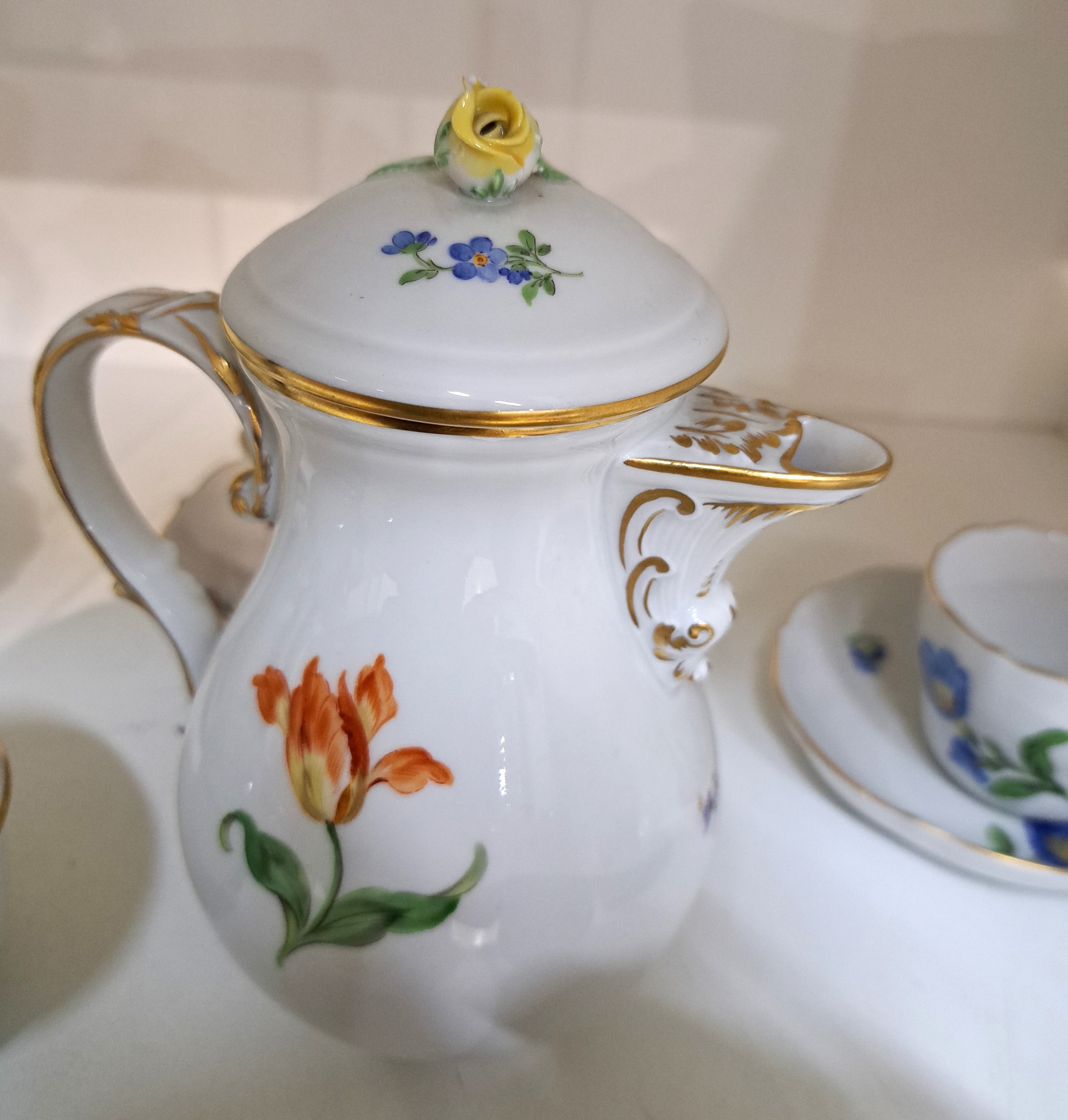 Detail d: Mokkaservice, Meissen für 6 Personen, 2.H. 20. Jh., Blume I., polychrome Bemalung, Mokkakanne, 6 Tassen mit Untertassen, Zuckerdose und ...