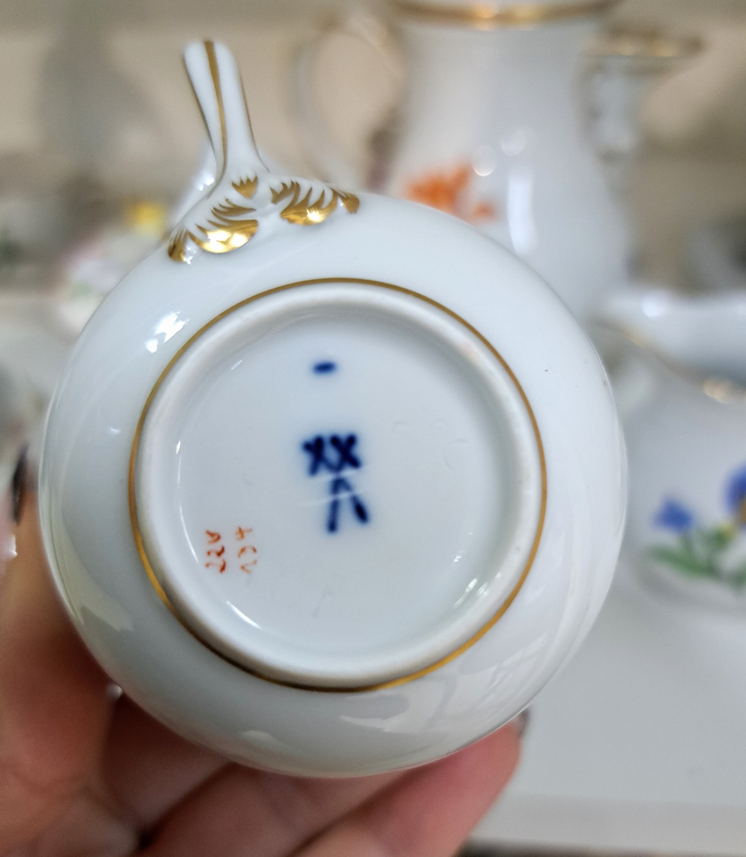 Detail e: Mokkaservice, Meissen für 6 Personen, 2.H. 20. Jh., Blume I., polychrome Bemalung, Mokkakanne, 6 Tassen mit Untertassen, Zuckerdose und ...