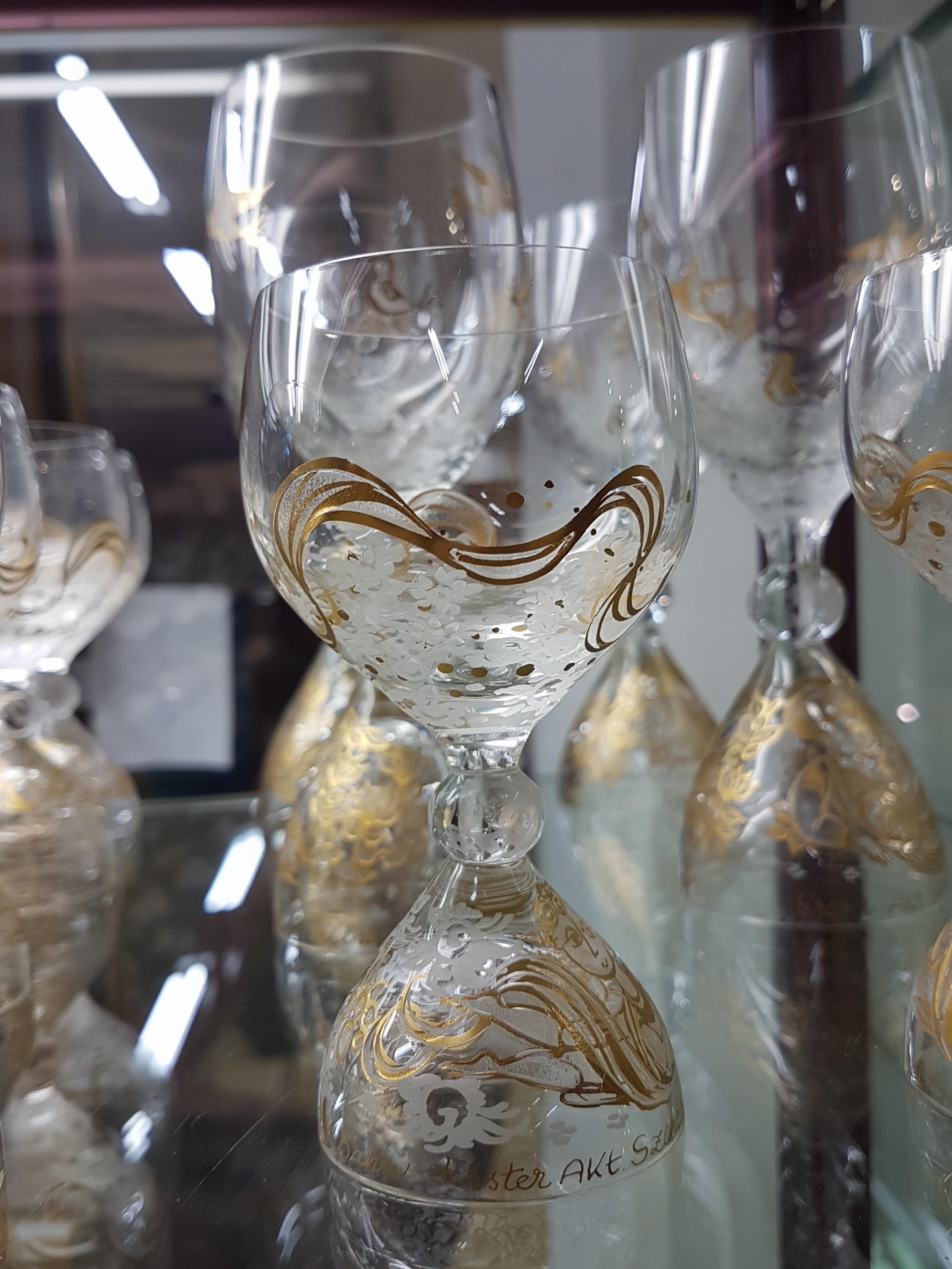 Detail b: Gläserset Rosenthal, Zauberflöte, Entw. Björn Wiinblad, 4 Weingläser H.ca. 17.5 cm, 6 Südweingläser H.ca. 11 cm, Kristallglas, Goldstaffage