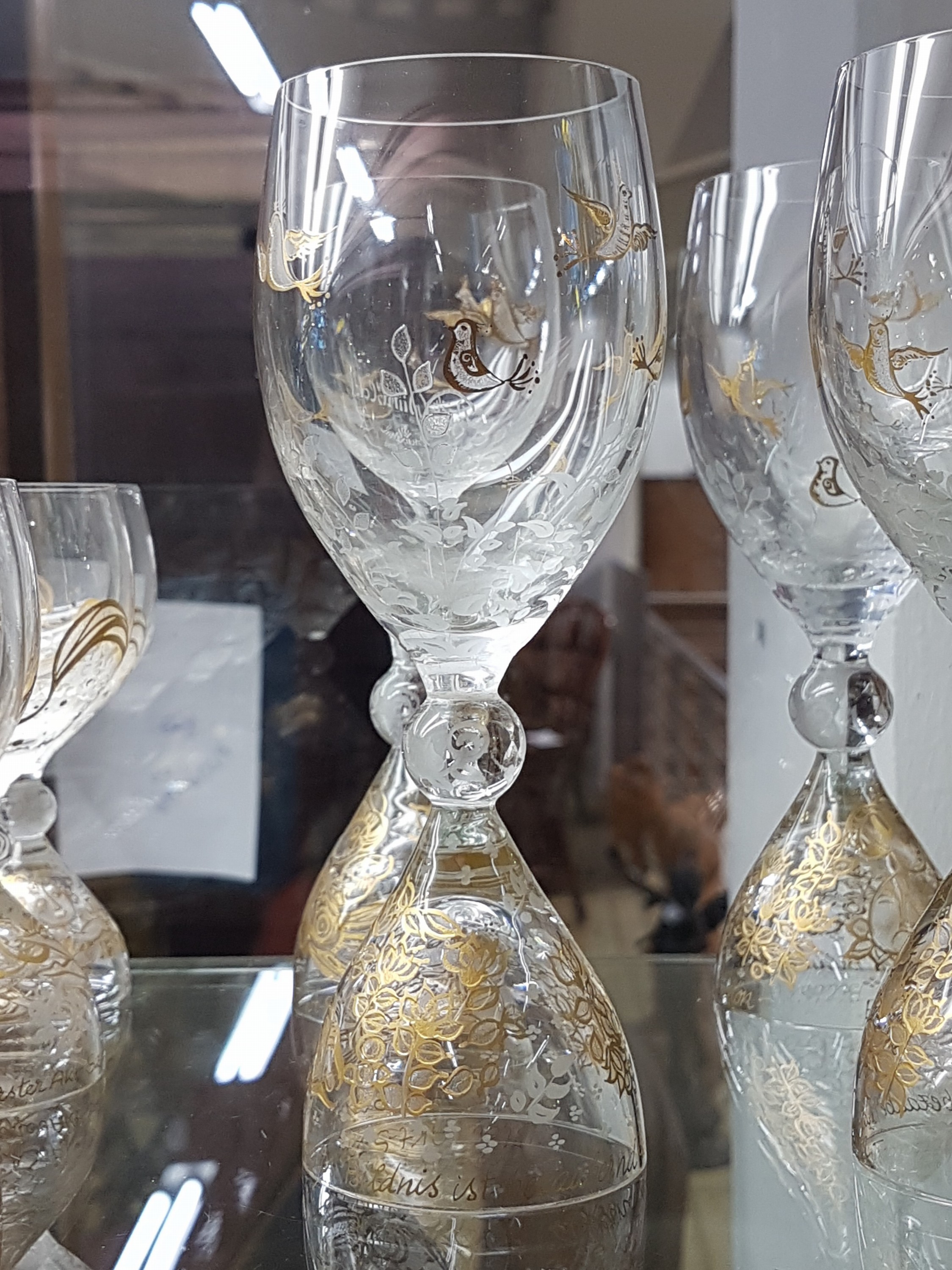 Detail c: Gläserset Rosenthal, Zauberflöte, Entw. Björn Wiinblad, 4 Weingläser H.ca. 17.5 cm, 6 Südweingläser H.ca. 11 cm, Kristallglas, Goldstaffage