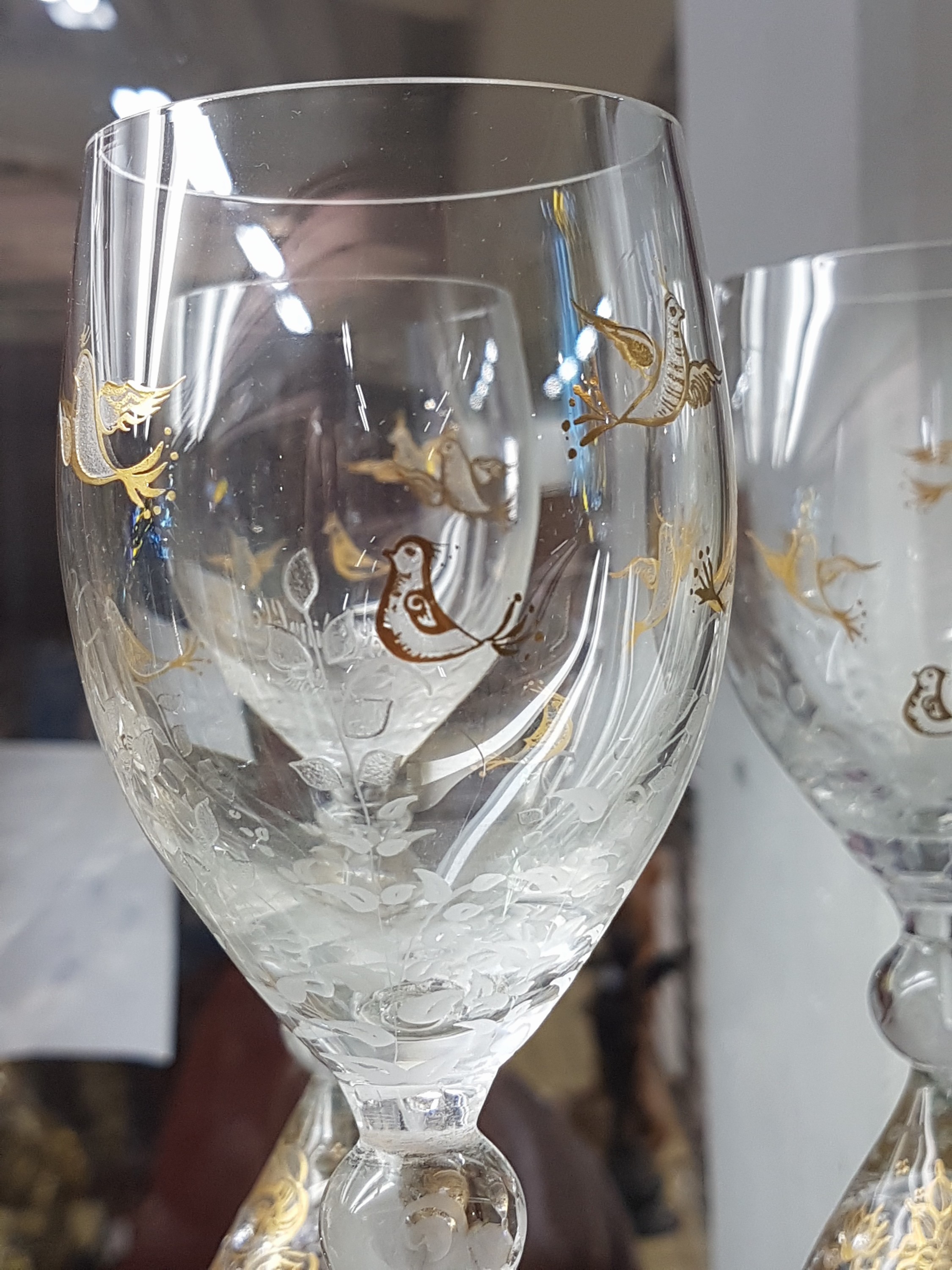 Detail d: Gläserset Rosenthal, Zauberflöte, Entw. Björn Wiinblad, 4 Weingläser H.ca. 17.5 cm, 6 Südweingläser H.ca. 11 cm, Kristallglas, Goldstaffage