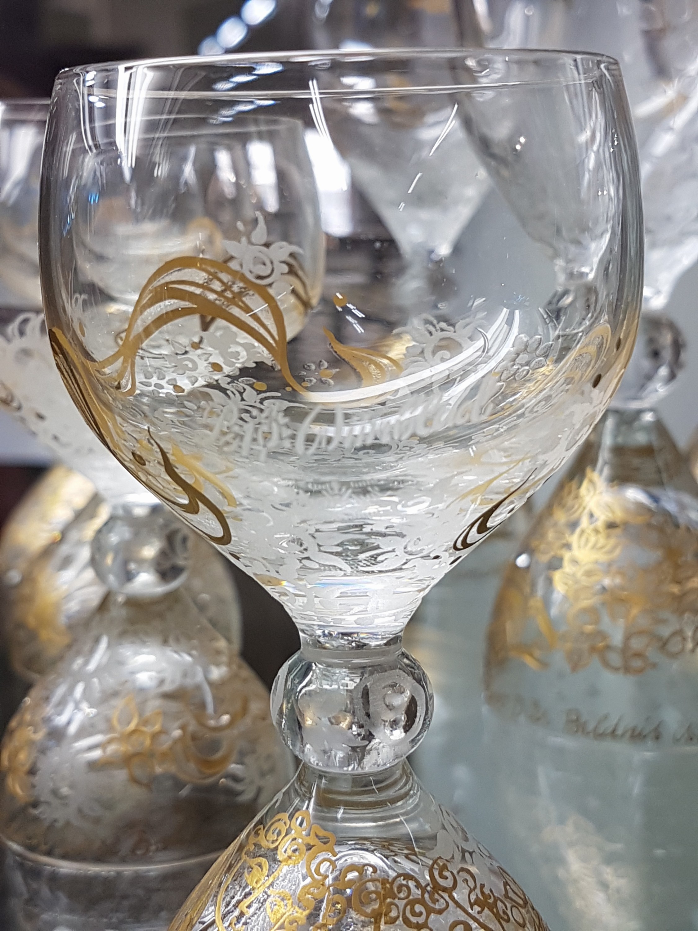 Detail f: Gläserset Rosenthal, Zauberflöte, Entw. Björn Wiinblad, 4 Weingläser H.ca. 17.5 cm, 6 Südweingläser H.ca. 11 cm, Kristallglas, Goldstaffage