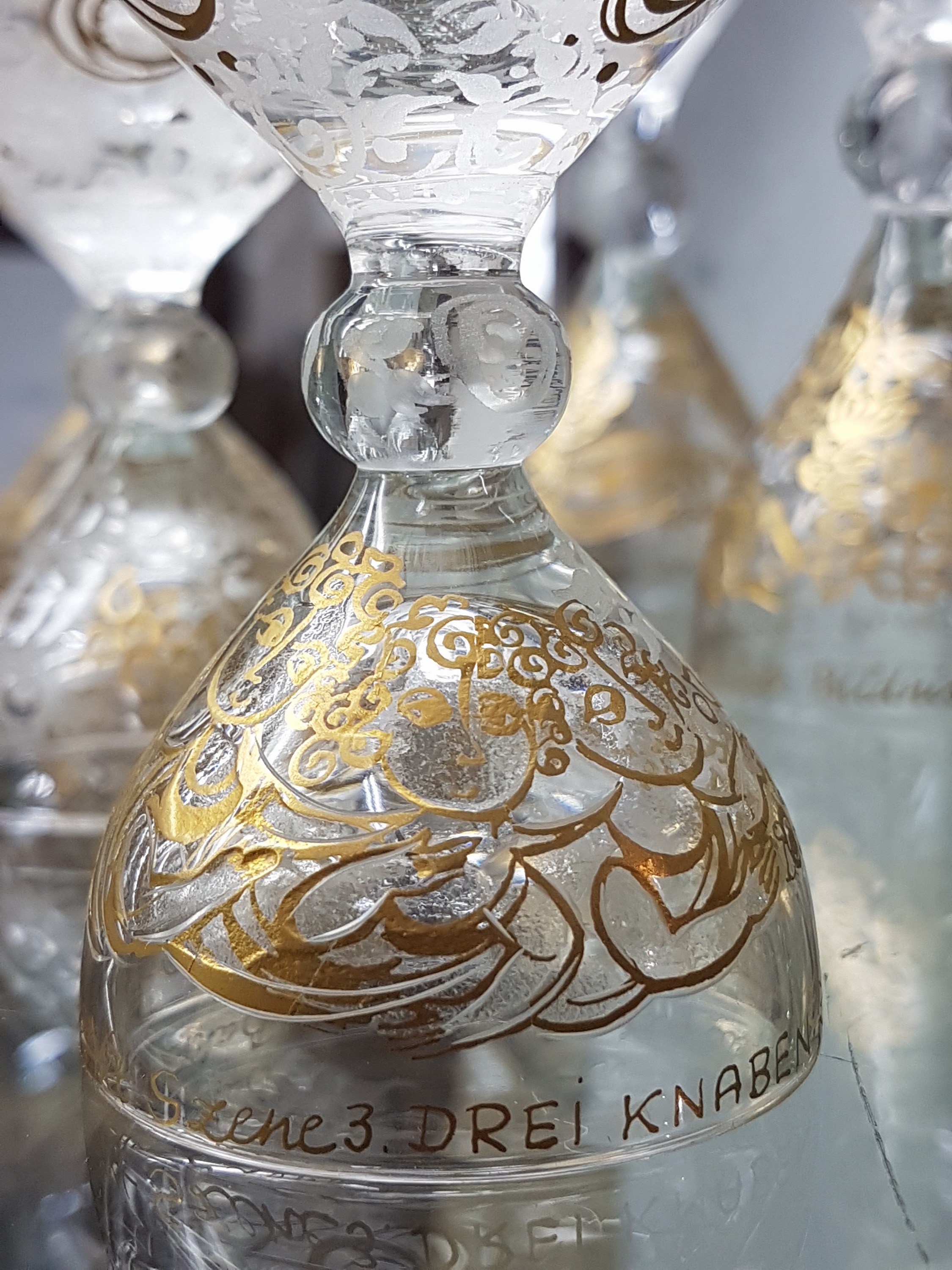Detail g: Gläserset Rosenthal, Zauberflöte, Entw. Björn Wiinblad, 4 Weingläser H.ca. 17.5 cm, 6 Südweingläser H.ca. 11 cm, Kristallglas, Goldstaffage
