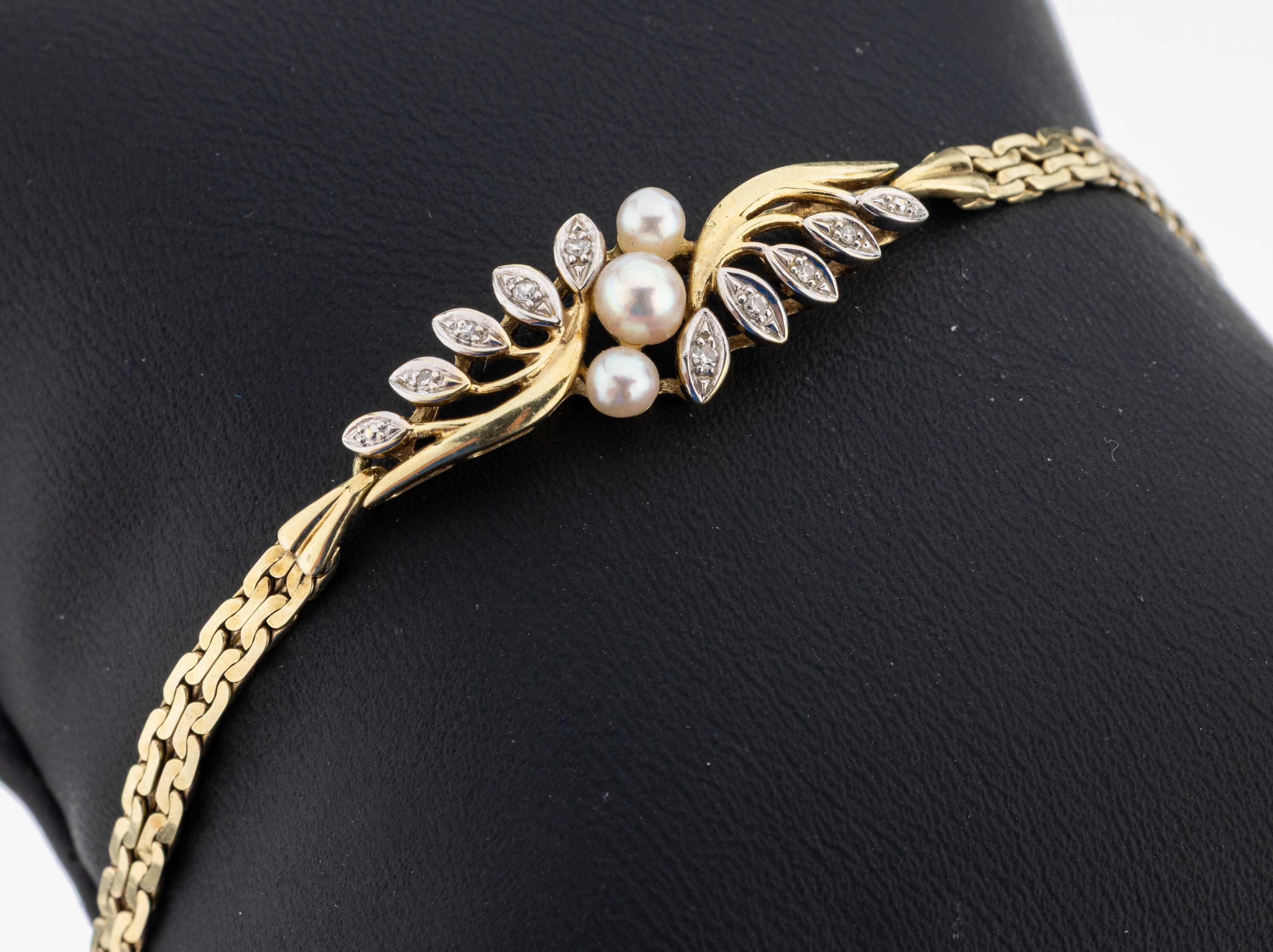 14 kt Gold Perl-Diamant-Armband, GG 585/000, florales Mittelteil, 3 Akoyazuchtperlen, D. ca. 3.1-3.9 mm, rhod. Blätter mit kl. 8/8-Diamanten, L. ...