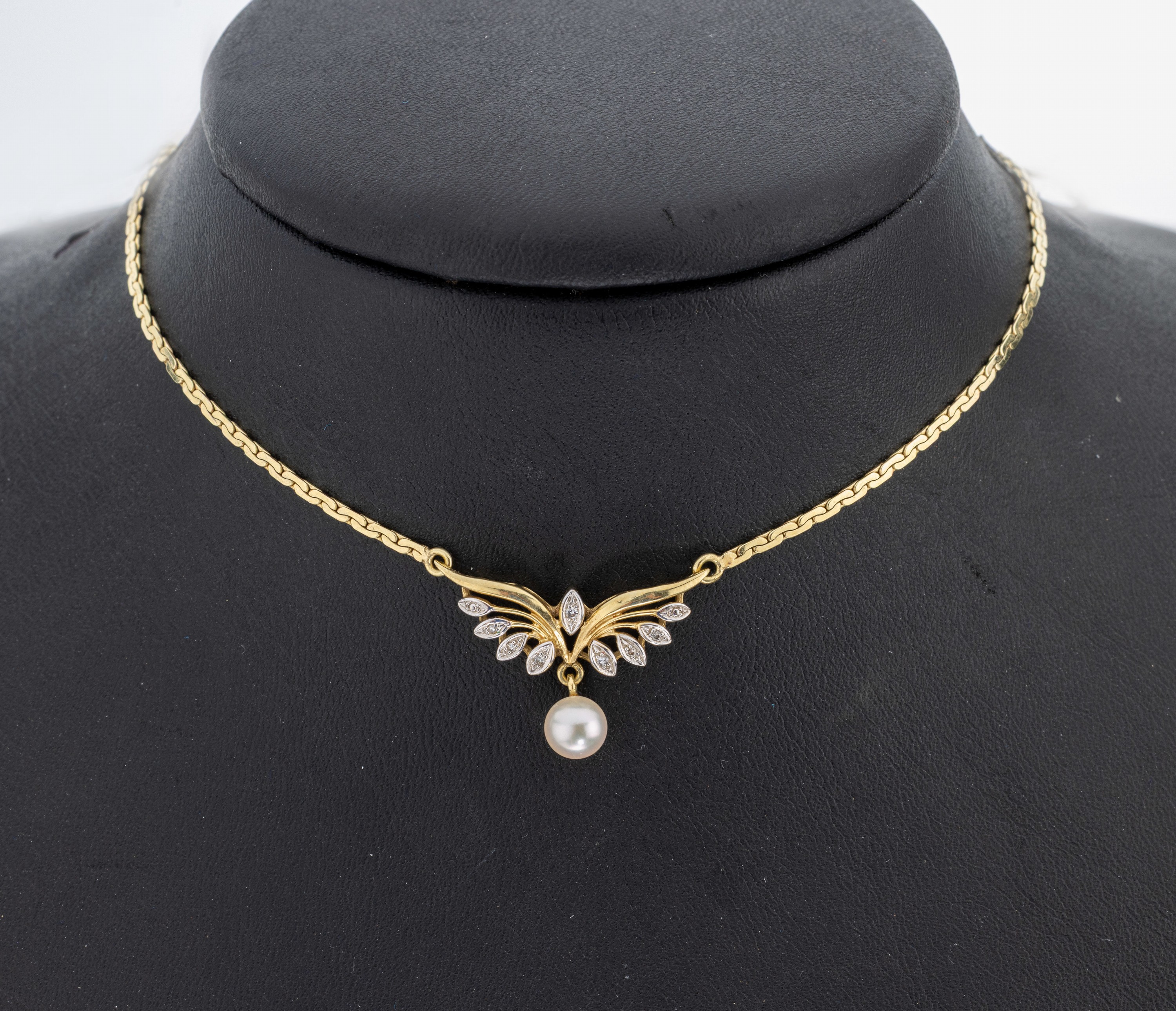 14 kt Gold Perl-Diamant-Collier, GG 585/000, florales Mittelteil, bewegl. abgehangene Zuchtperle, D. ca. 5.8 mm, rhod. Blätter mit kl. ...
