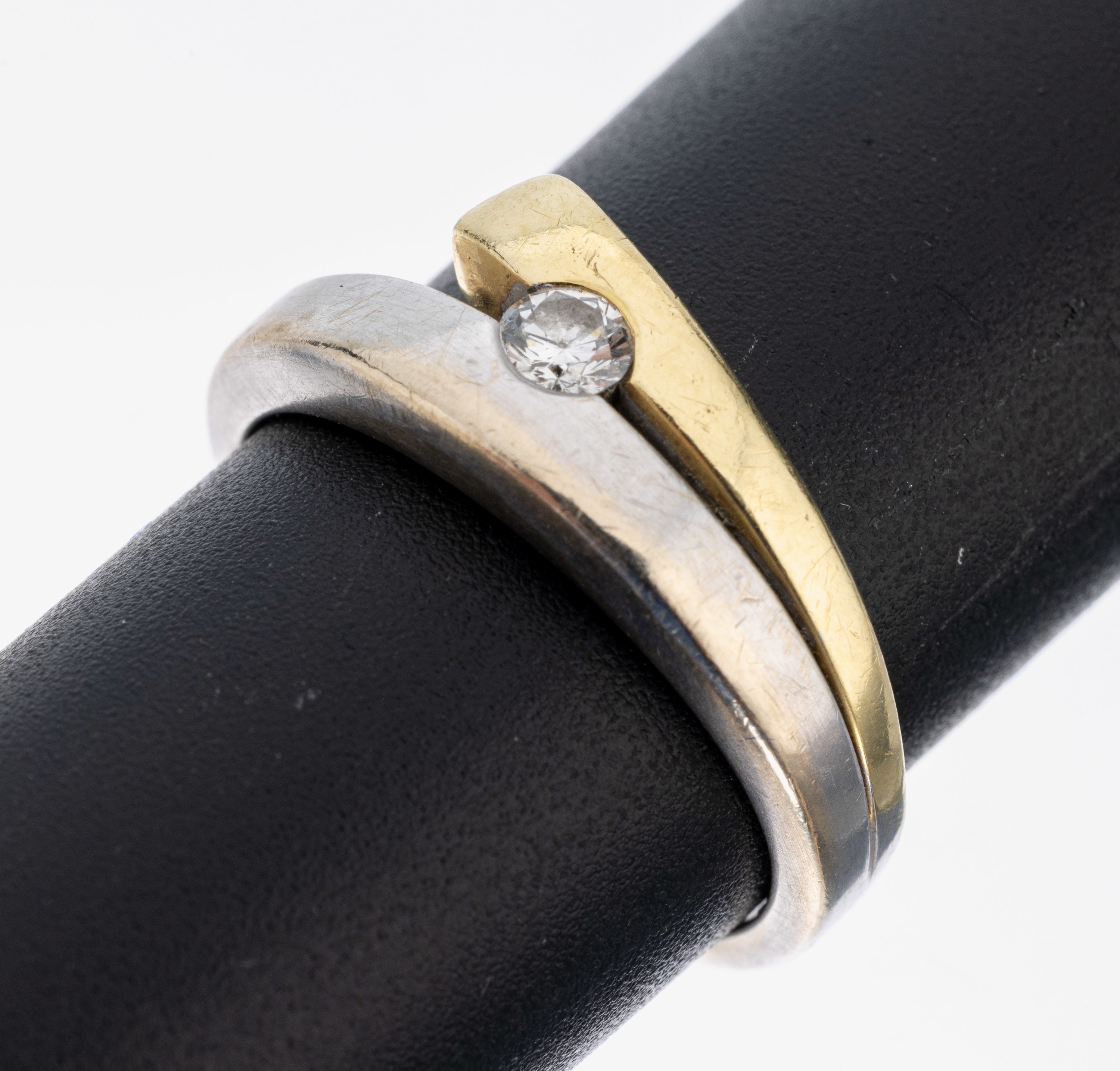 14 kt Gold Brillant-Ring, WG/GG 585/000, gegenläufige Ringschiene, Brillant ca. 0.15 ctWeiß/si, RW 56, ca. 6.0 g