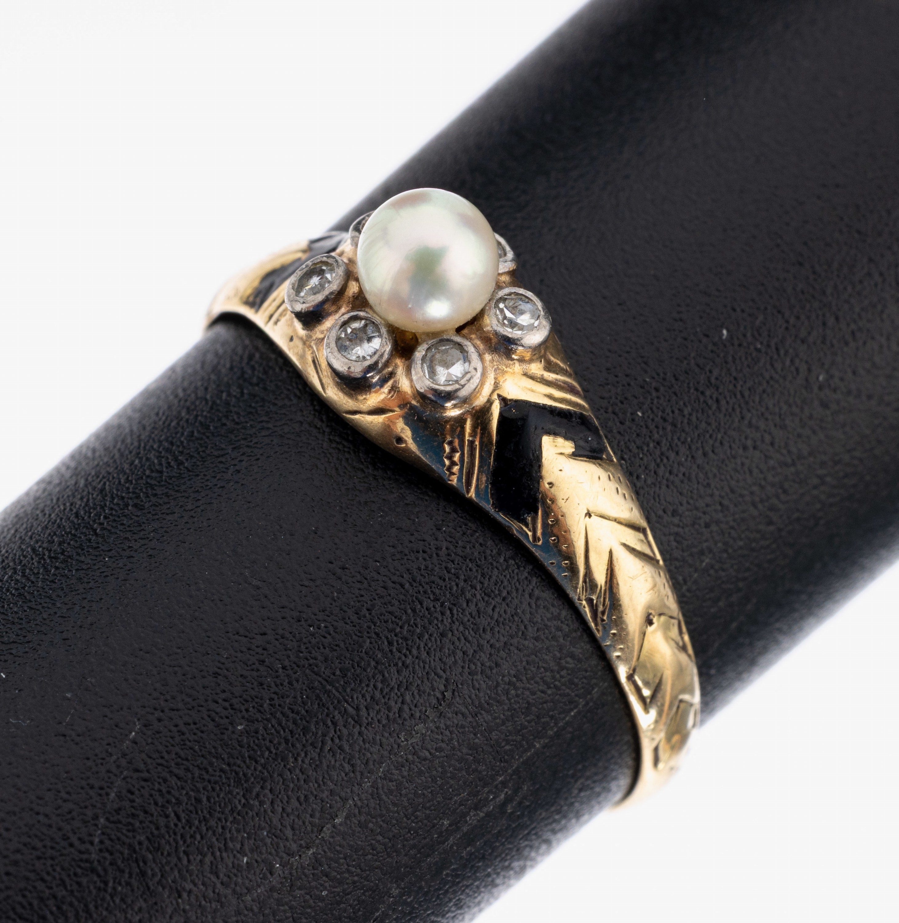 Image 26992108 - 14 kt Gold Perl-Diamant-Ring, um 1920, GG 585/000, mittig Perle, wohl sek., D. ca. 3.8 ...