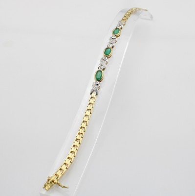 Image Armband mit Smaragden und Brillanten, GG/WG 750/000, 3 ovale Smaragde zus. ca. 1.35 ct, ...