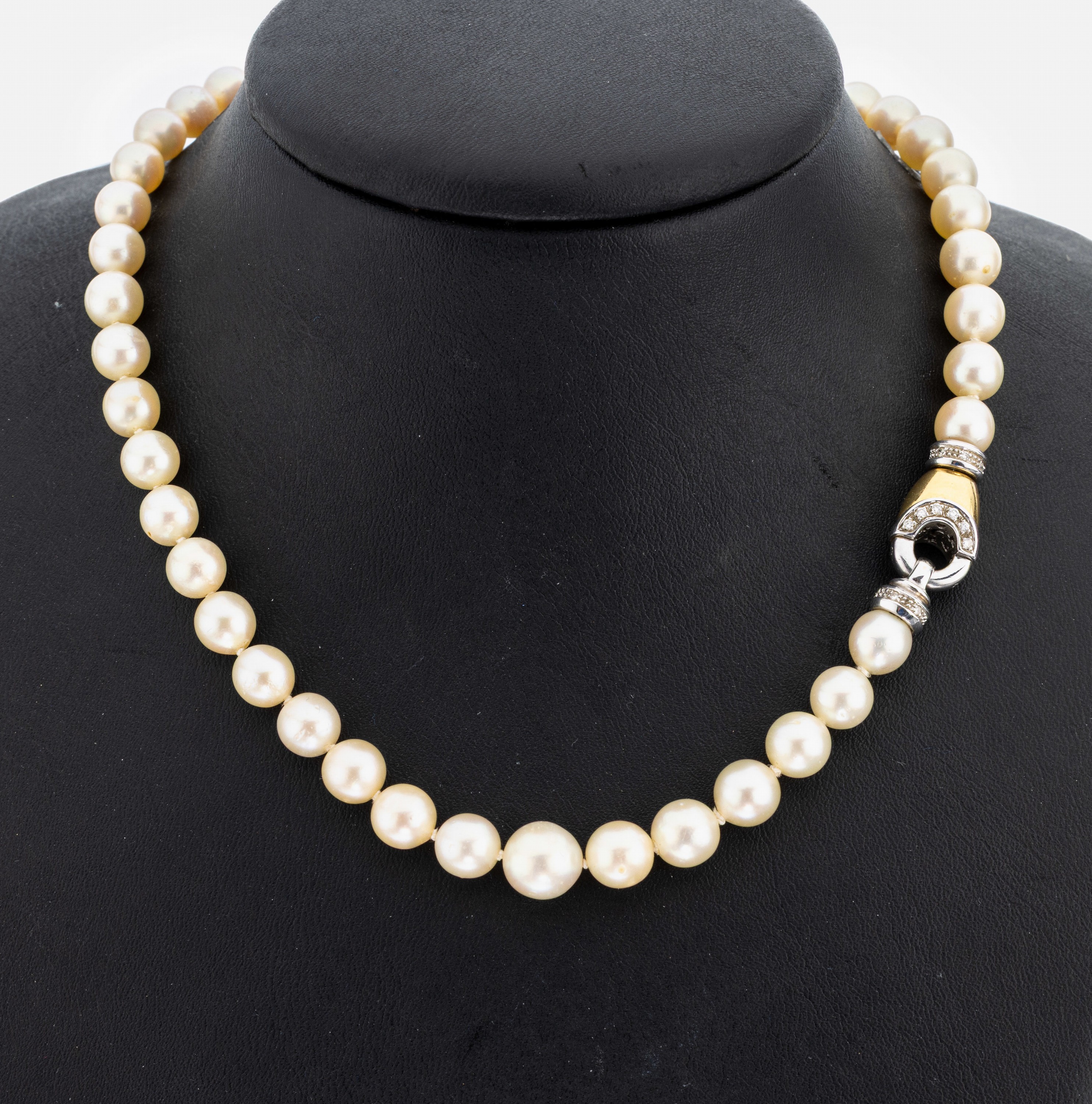Perl-Collier mit 18 kt Gold Brillant -Schmuckschließe, WG/GG 750/000, Akoyazuchtperlen, D. ca. 6.4-7.4 mm, im Verlauf, Steckschließe mit 24 ...