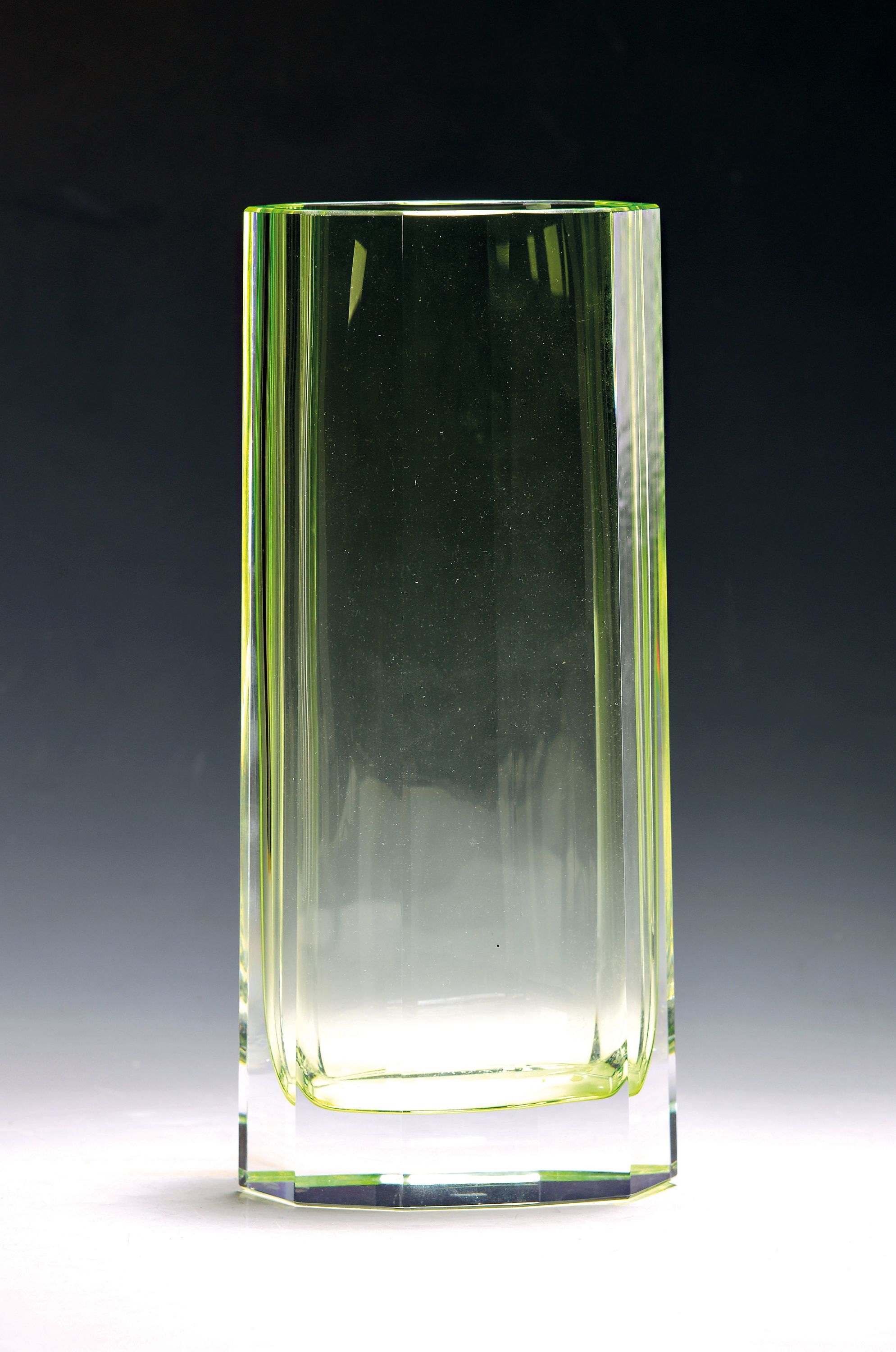 Image 26992306 - Hohe Vase, Moser Karlsbad, Uranglas-Überfang über farblosem Kristallglas, 10-fache ...