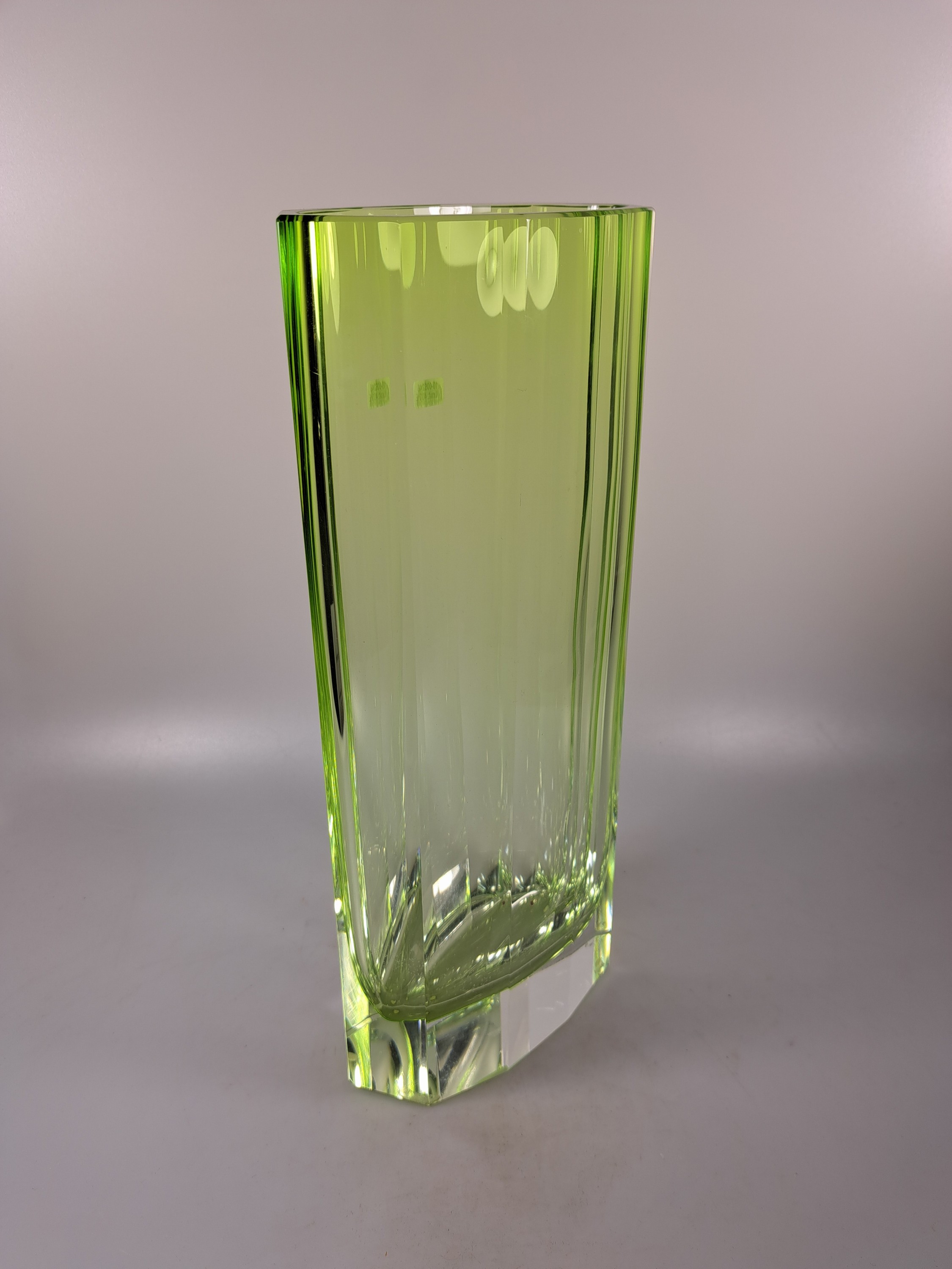 Detail d: Hohe Vase, Moser Karlsbad, Uranglas-Überfang über farblosem Kristallglas, 10-fache Facettierung, am Boden signiert, H. ca. 32 cm