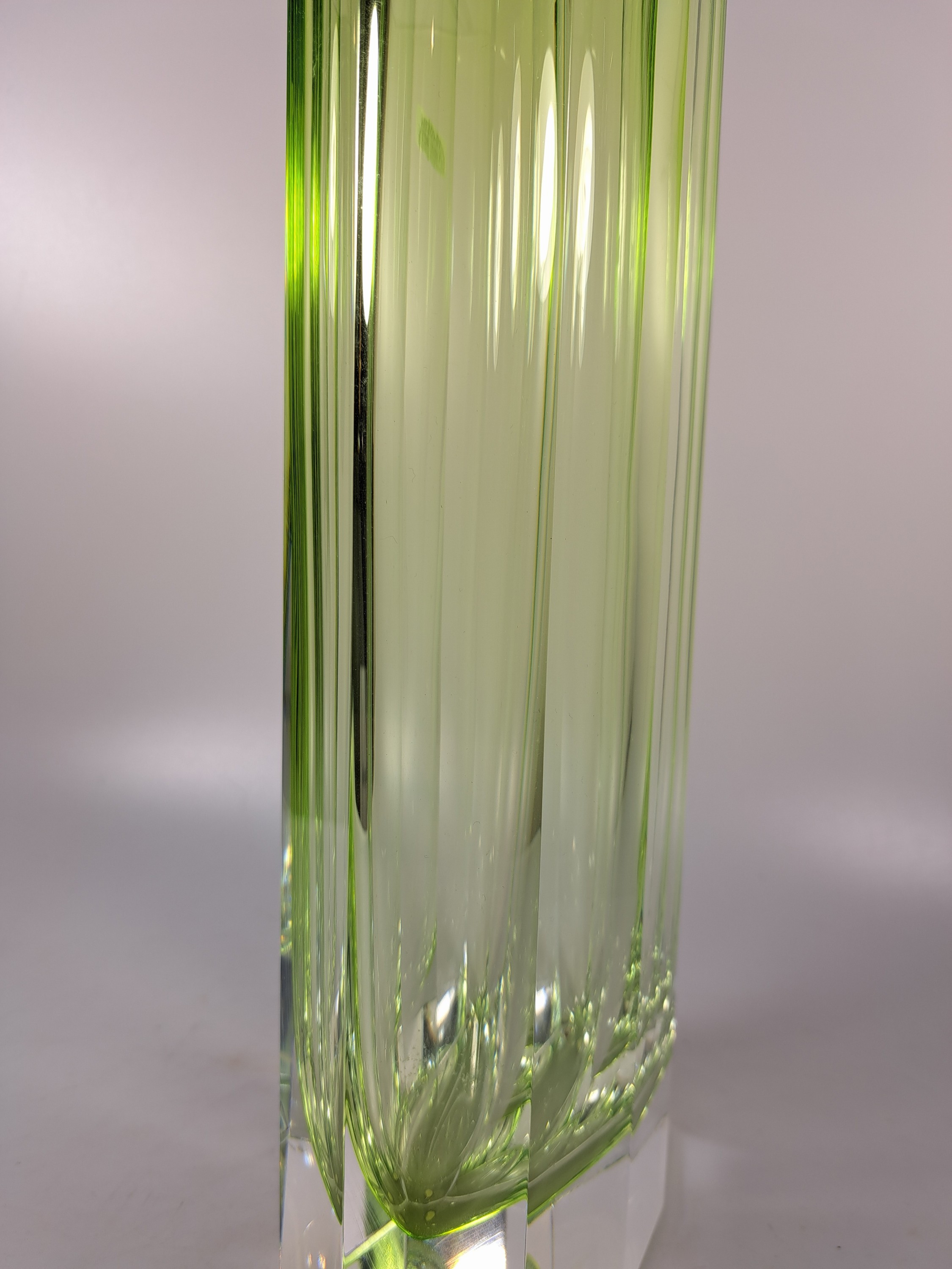 Detail e: Hohe Vase, Moser Karlsbad, Uranglas-Überfang über farblosem Kristallglas, 10-fache Facettierung, am Boden signiert, H. ca. 32 cm