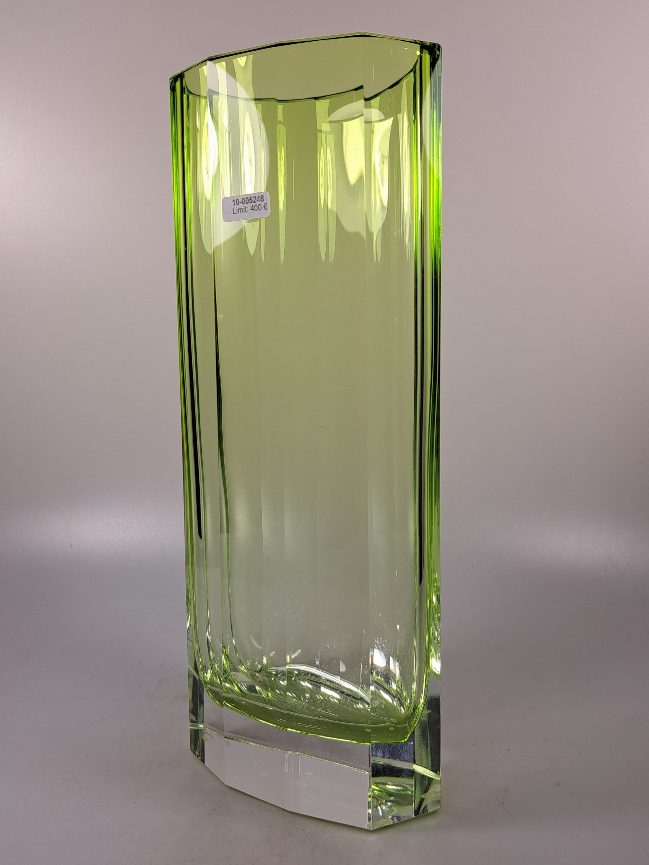 Detail f: Hohe Vase, Moser Karlsbad, Uranglas-Überfang über farblosem Kristallglas, 10-fache Facettierung, am Boden signiert, H. ca. 32 cm