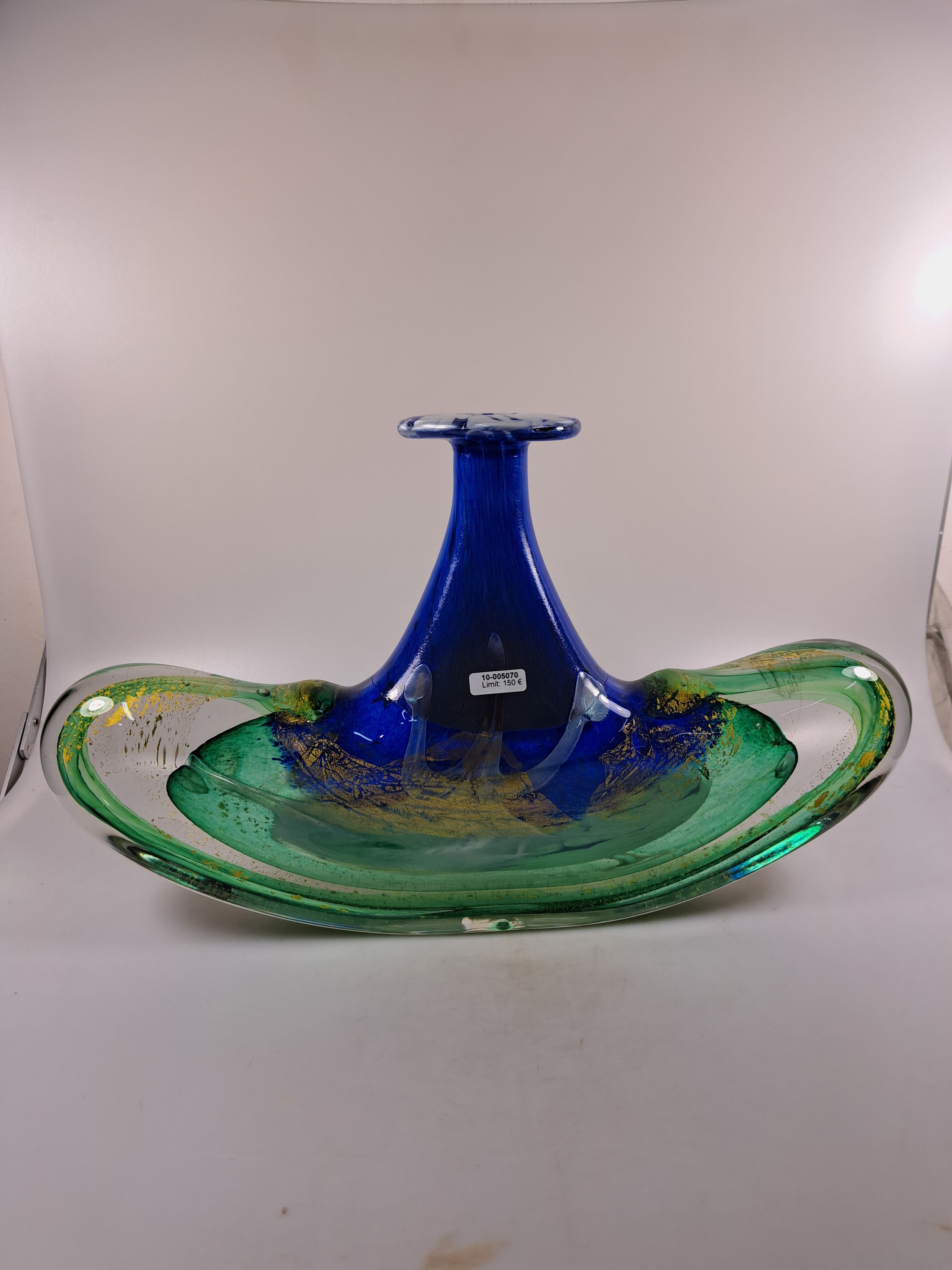 Detail a: Große Künstlervase, wohl Murano, unleserlich signiert, ungewöhnliche Ankerform, farbloses Glas, mit grünen, blauen und weißen Einschmelzungen, ...