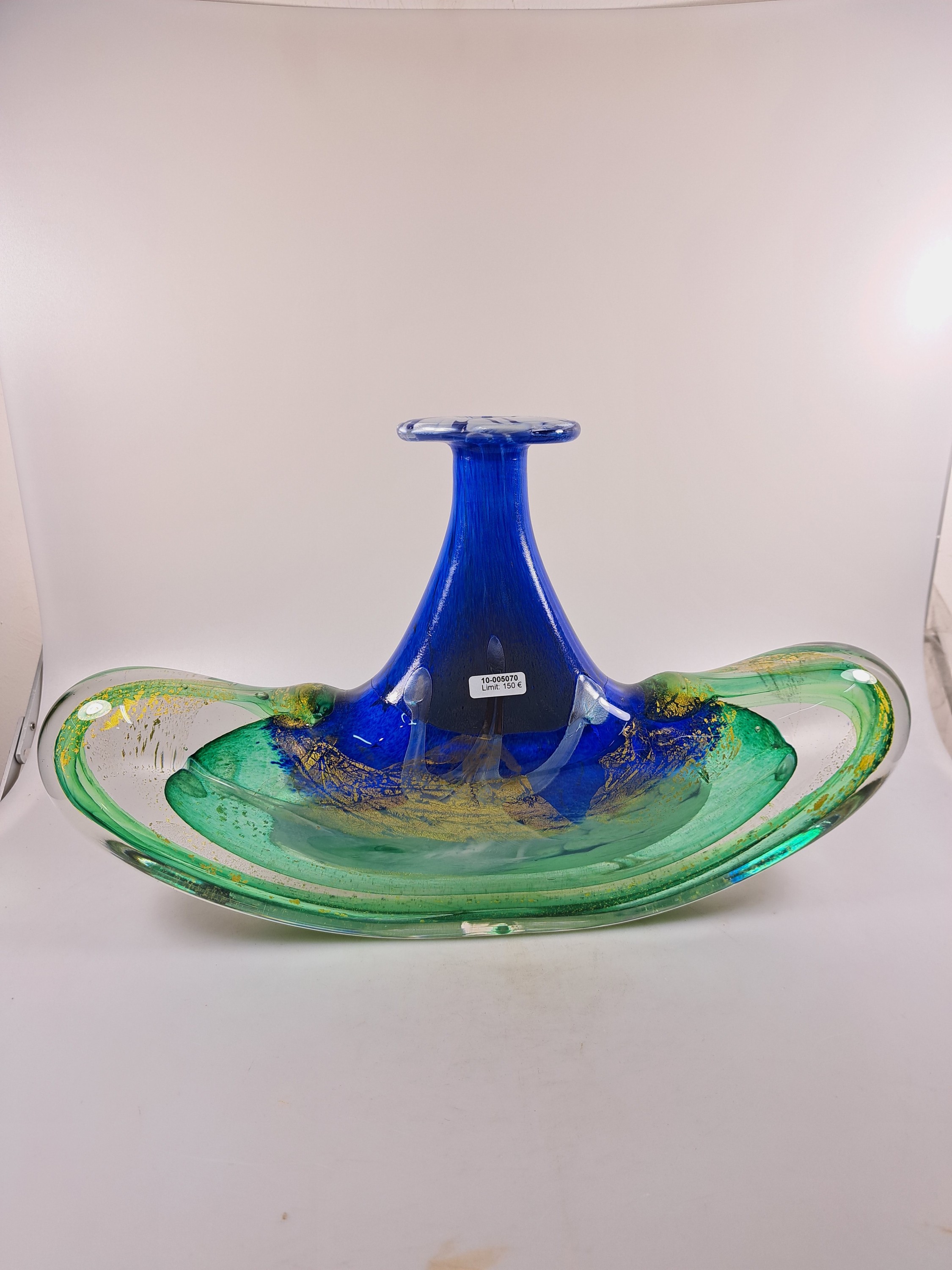 Detail b: Große Künstlervase, wohl Murano, unleserlich signiert, ungewöhnliche Ankerform, farbloses Glas, mit grünen, blauen und weißen Einschmelzungen, ...