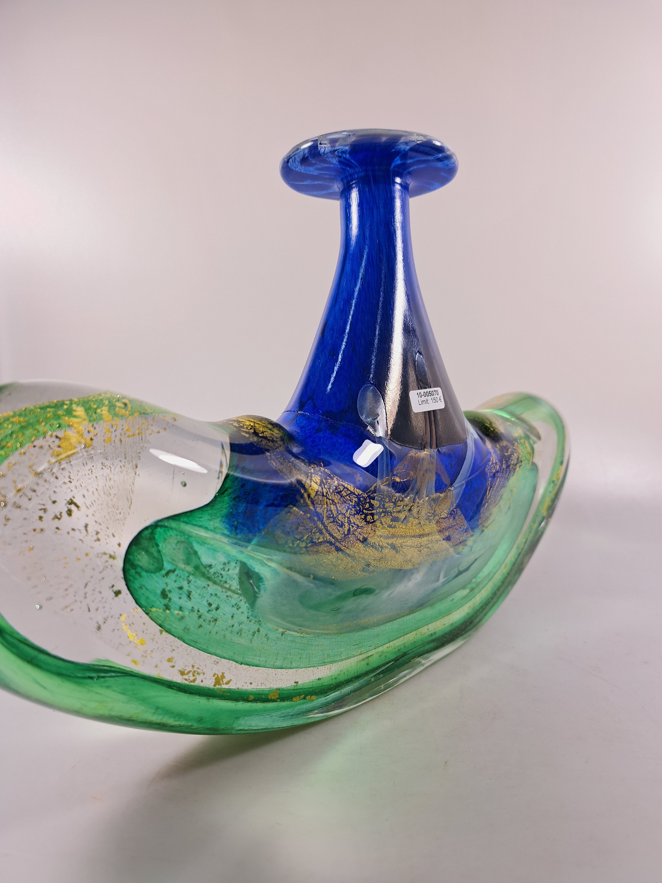 Detail c: Große Künstlervase, wohl Murano, unleserlich signiert, ungewöhnliche Ankerform, farbloses Glas, mit grünen, blauen und weißen Einschmelzungen, ...