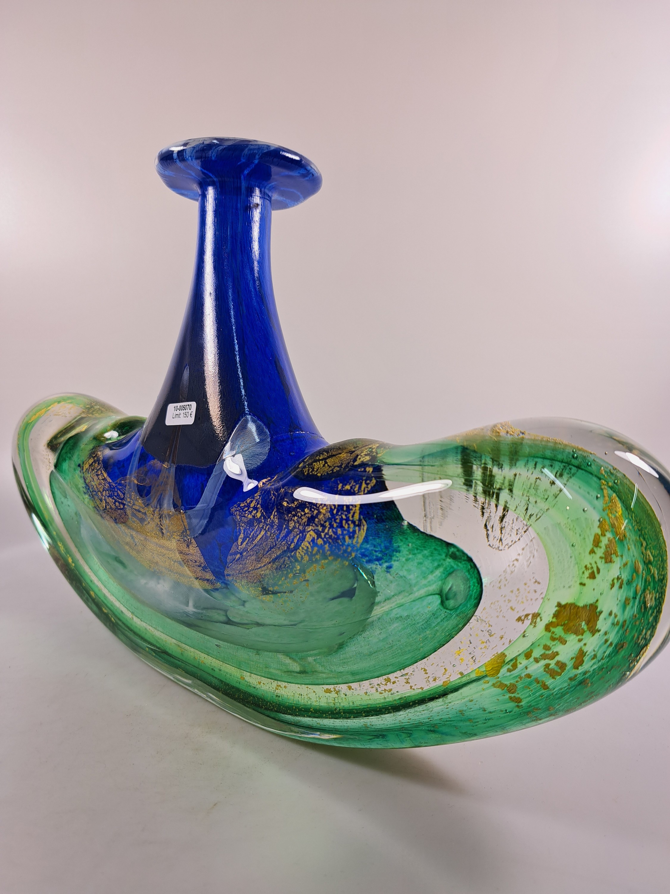 Detail d: Große Künstlervase, wohl Murano, unleserlich signiert, ungewöhnliche Ankerform, farbloses Glas, mit grünen, blauen und weißen Einschmelzungen, ...