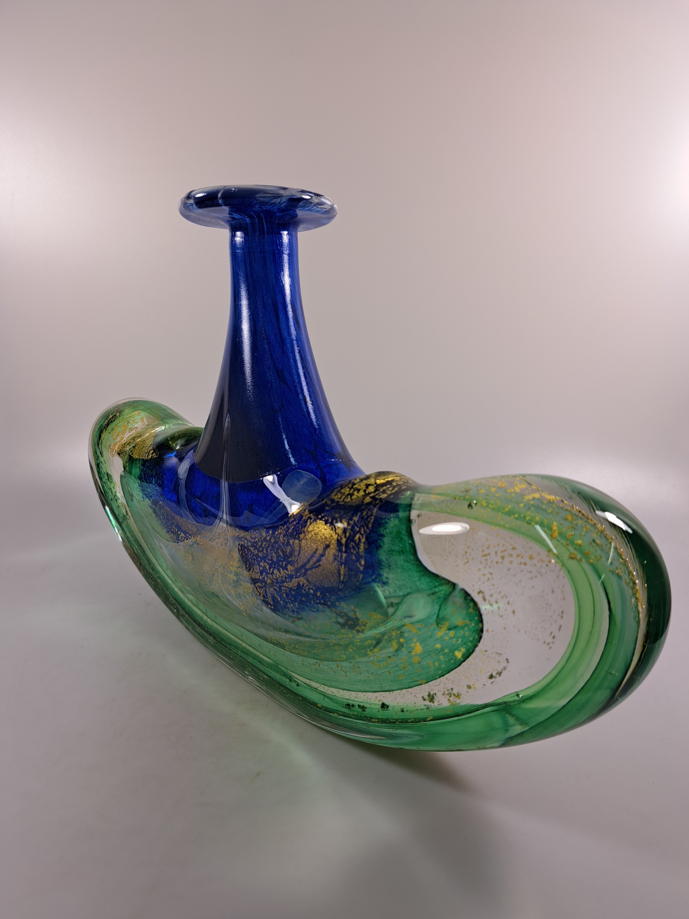 Detail g: Große Künstlervase, wohl Murano, unleserlich signiert, ungewöhnliche Ankerform, farbloses Glas, mit grünen, blauen und weißen Einschmelzungen, ...