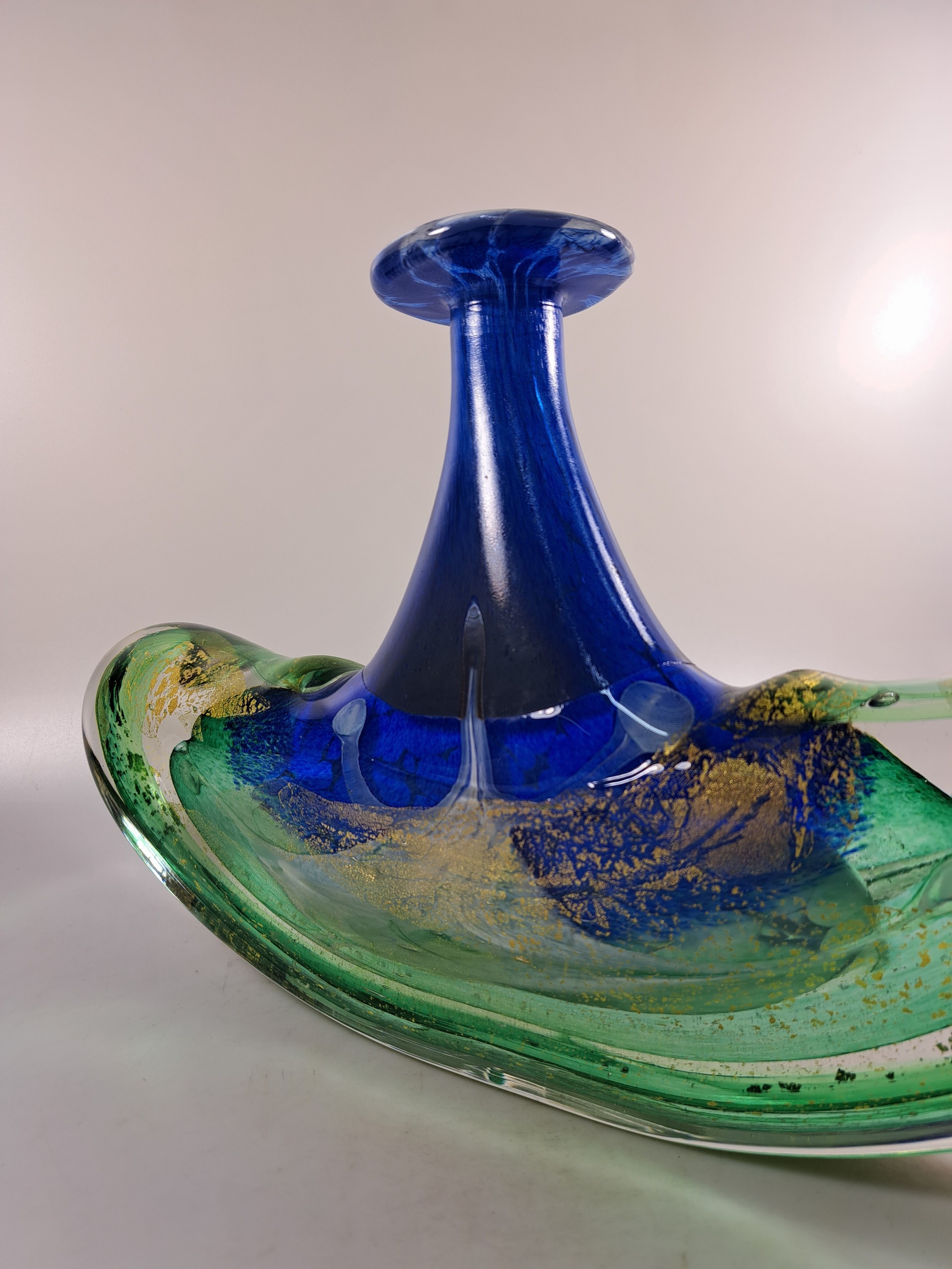 Detail h: Große Künstlervase, wohl Murano, unleserlich signiert, ungewöhnliche Ankerform, farbloses Glas, mit grünen, blauen und weißen Einschmelzungen, ...