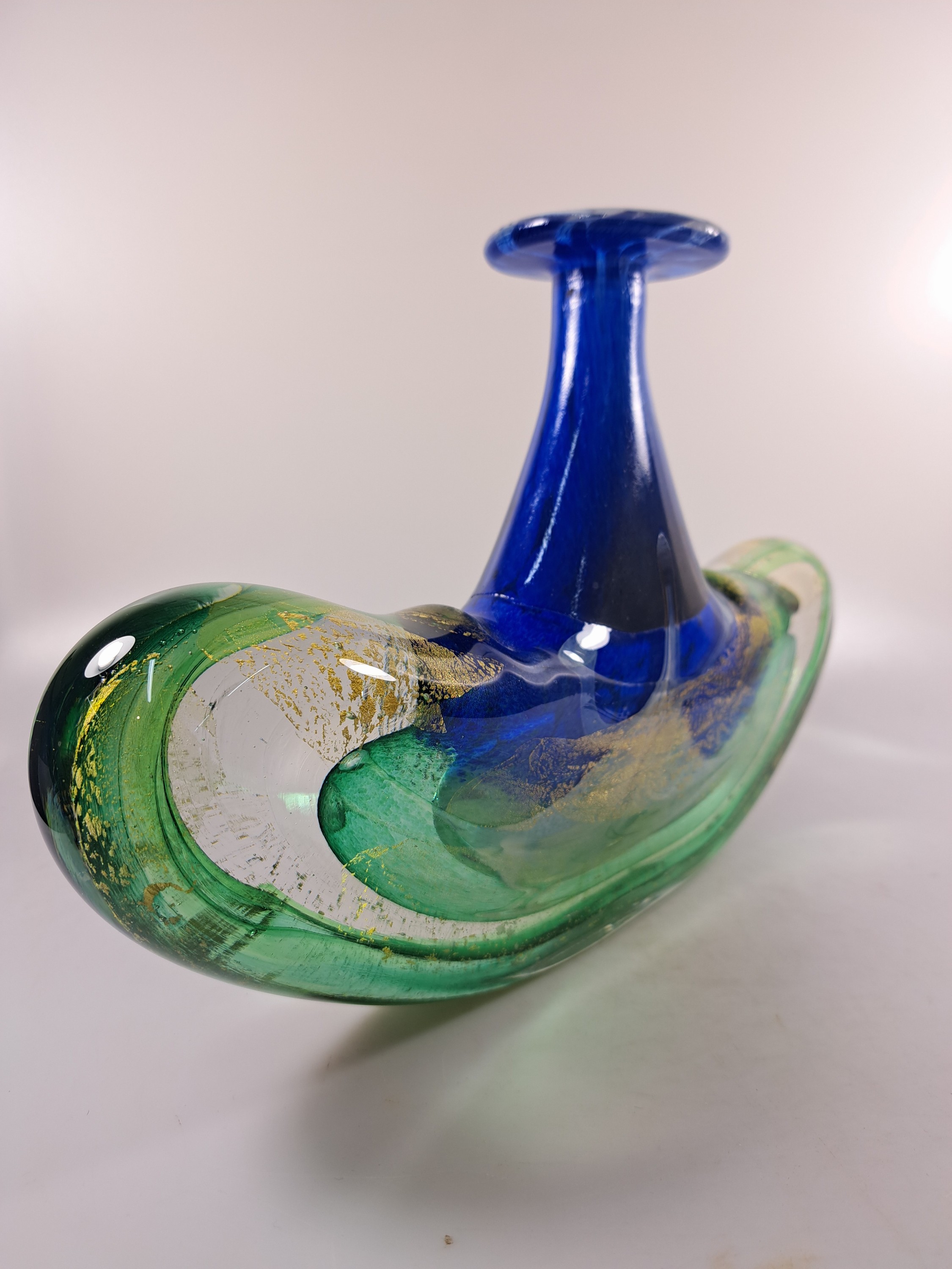 Detail i: Große Künstlervase, wohl Murano, unleserlich signiert, ungewöhnliche Ankerform, farbloses Glas, mit grünen, blauen und weißen Einschmelzungen, ...