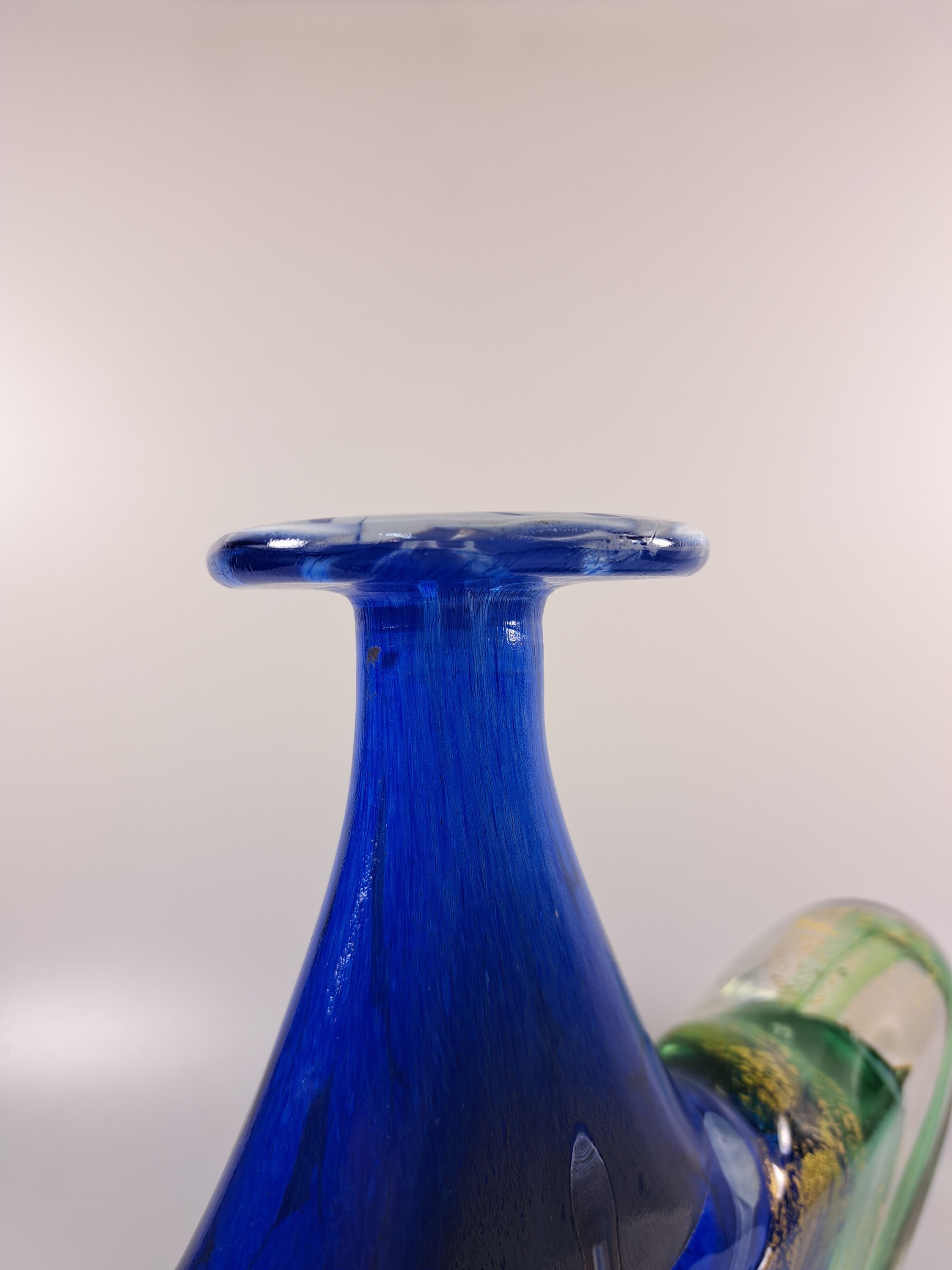 Detail j: Große Künstlervase, wohl Murano, unleserlich signiert, ungewöhnliche Ankerform, farbloses Glas, mit grünen, blauen und weißen Einschmelzungen, ...