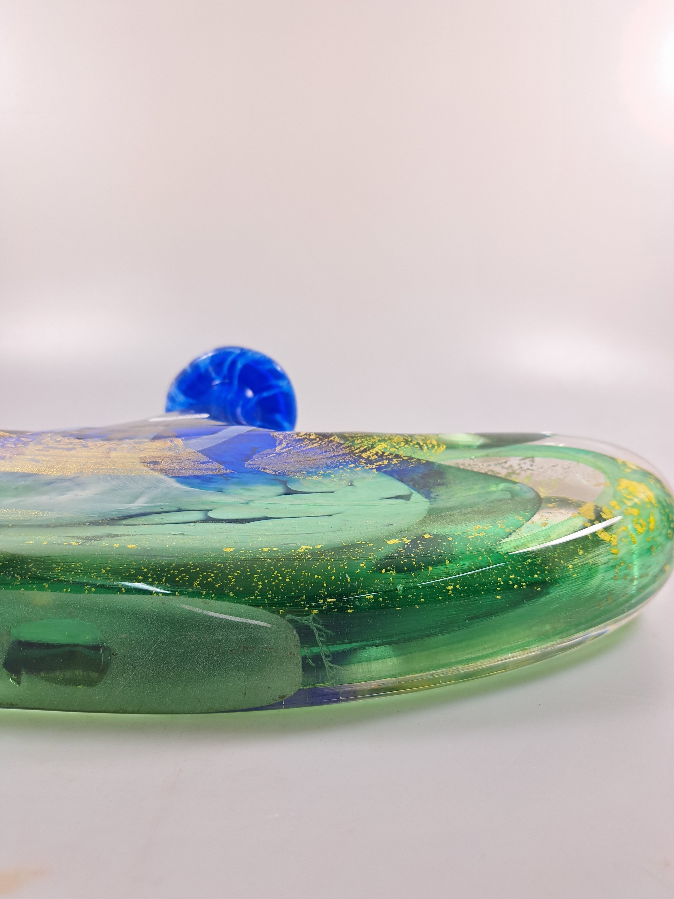 Detail k: Große Künstlervase, wohl Murano, unleserlich signiert, ungewöhnliche Ankerform, farbloses Glas, mit grünen, blauen und weißen Einschmelzungen, ...