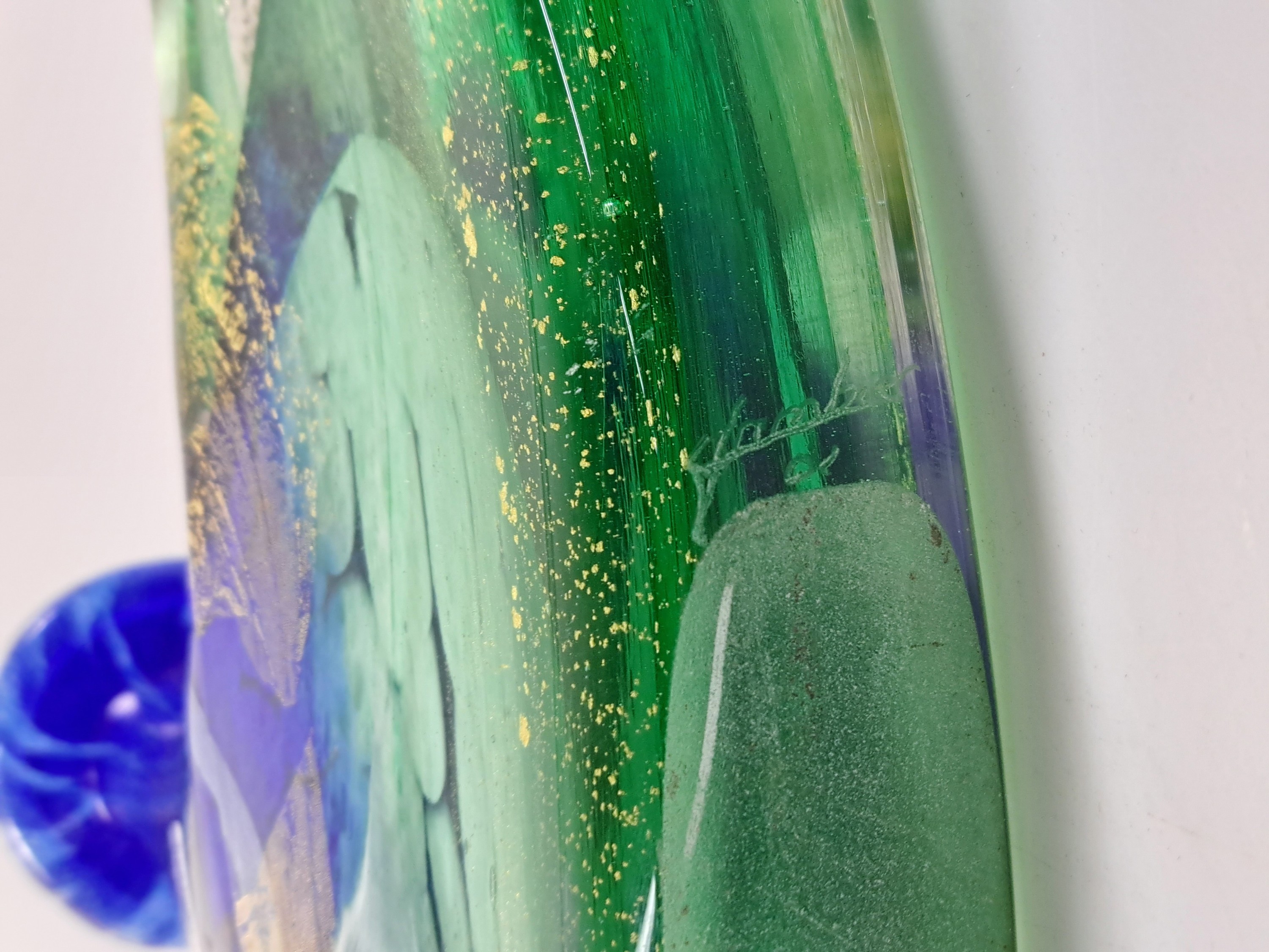 Detail l: Große Künstlervase, wohl Murano, unleserlich signiert, ungewöhnliche Ankerform, farbloses Glas, mit grünen, blauen und weißen Einschmelzungen, ...