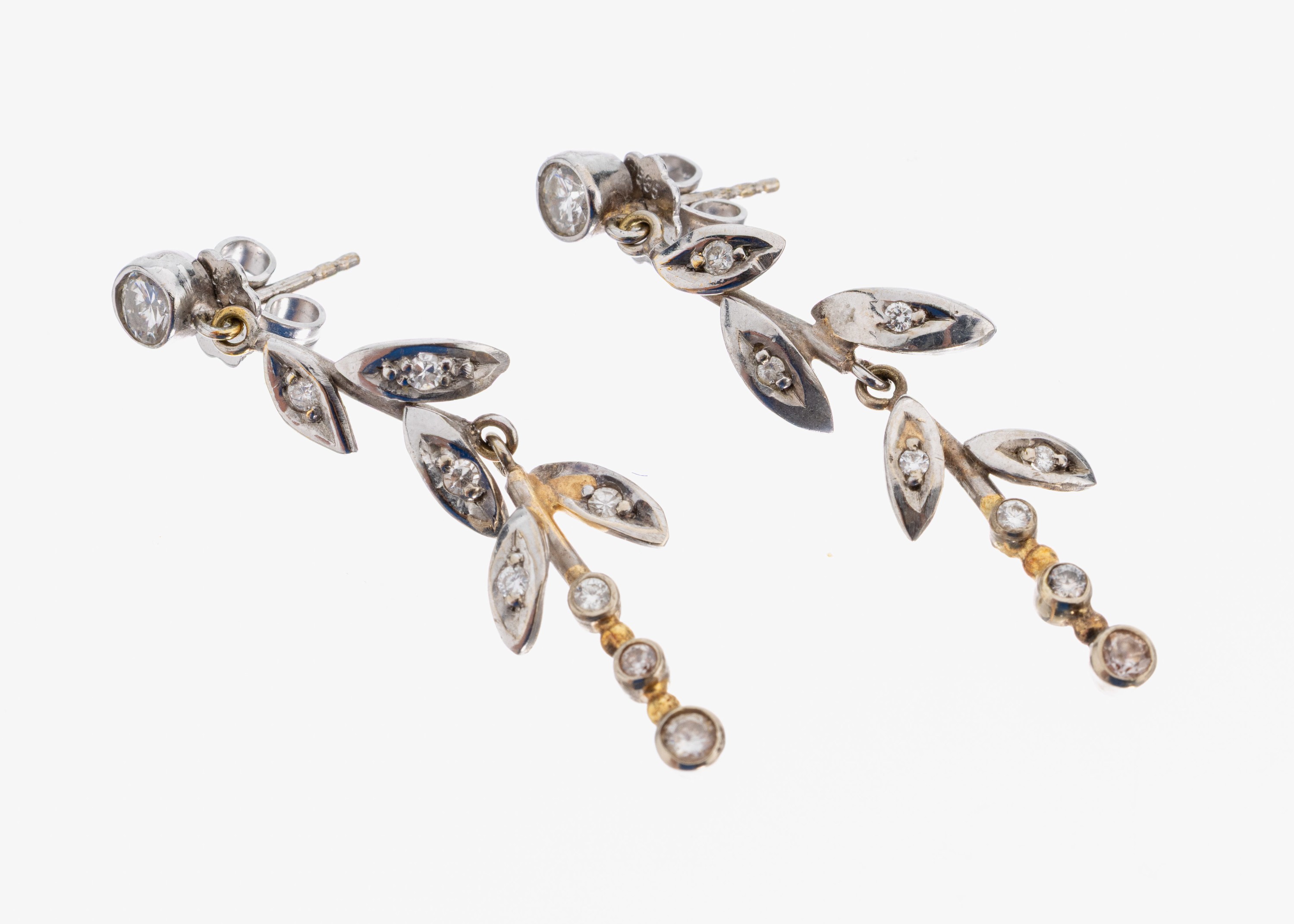 Paar 14 kt Gold Brillant-Ohrstecker, WG/GG 585/000, länglich bewegl., floral, 18 Brillanten zus. ca. 0.40 ct Weiß/si-p, L. ca. 4.1 cm, ca. 5.3 g