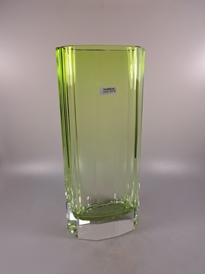 26992306a - Hohe Vase, Moser Karlsbad, Uranglas-Überfang über farblosem Kristallglas, 10-fache ...