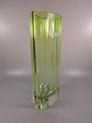 26992306b - Hohe Vase, Moser Karlsbad, Uranglas-Überfang über farblosem Kristallglas, 10-fache ...