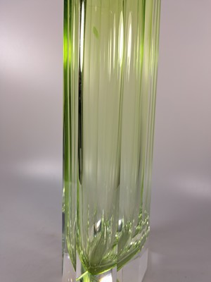26992306e - Hohe Vase, Moser Karlsbad, Uranglas-Überfang über farblosem Kristallglas, 10-fache ...