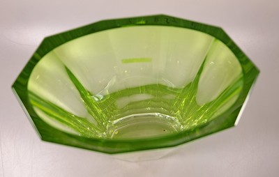 26992306g - Hohe Vase, Moser Karlsbad, Uranglas-Überfang über farblosem Kristallglas, 10-fache ...