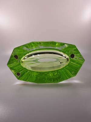26992306h - Hohe Vase, Moser Karlsbad, Uranglas-Überfang über farblosem Kristallglas, 10-fache ...