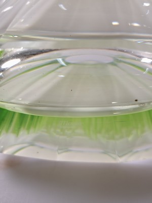 26992306i - Hohe Vase, Moser Karlsbad, Uranglas-Überfang über farblosem Kristallglas, 10-fache ...