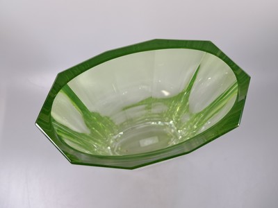 26992306j - Hohe Vase, Moser Karlsbad, Uranglas-Überfang über farblosem Kristallglas, 10-fache ...