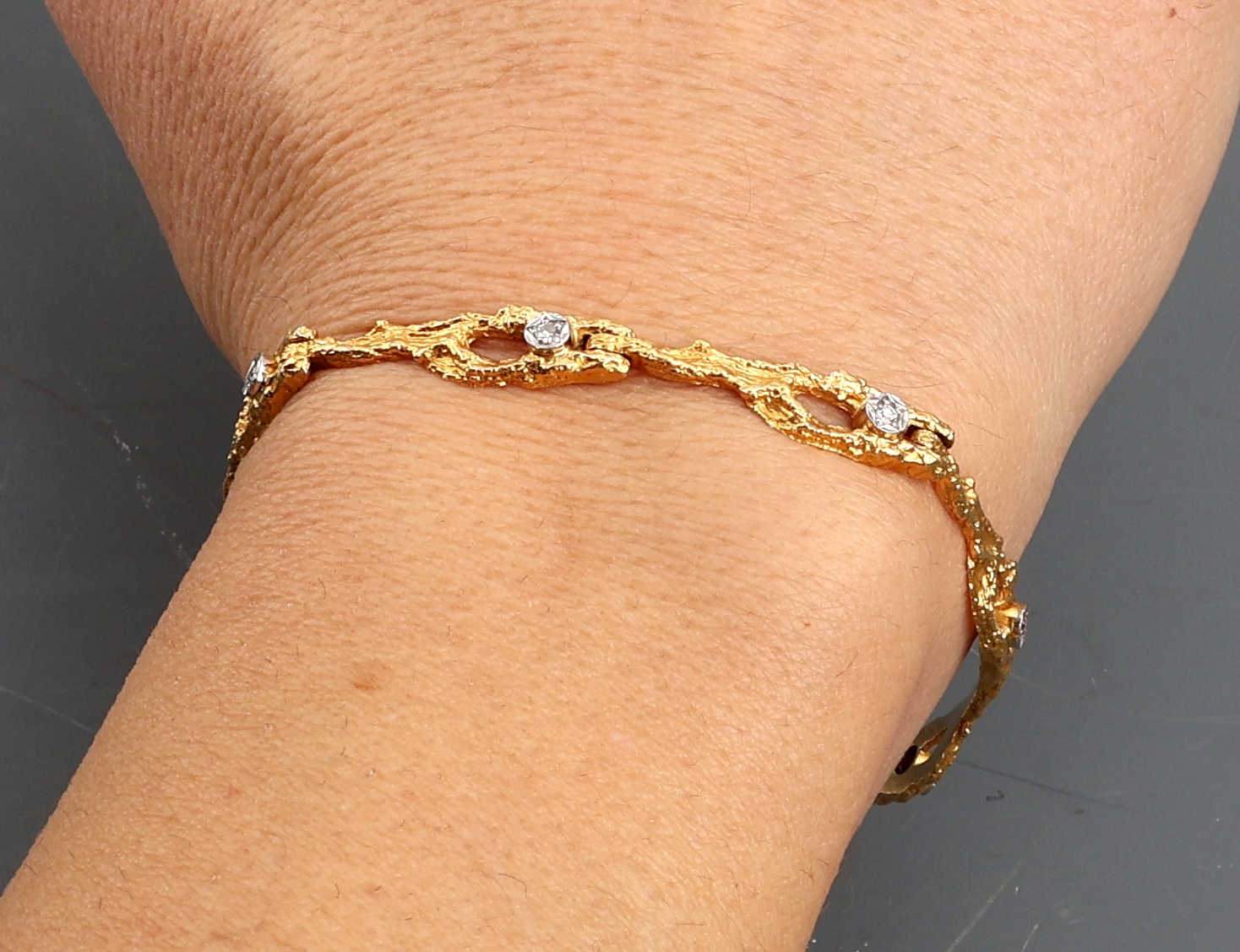 Detail e: 18 kt Gold LAPPONIA Diamant-Armband, GG/WG 750/000, Finnland 1982, typ. abstraktes Design, 8 in WG gefasste 8/8-Diamanten zus. ca. 0.12 ct Weiß/si, ...