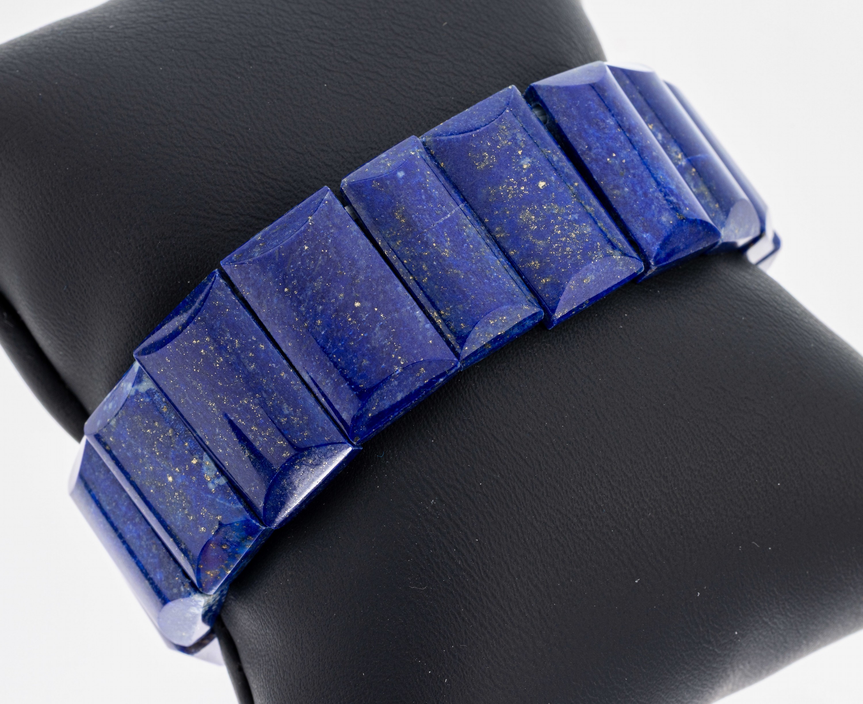 Lapislazuli-Armband, Lapislazuli-Glieder mit Pyrit-Einschlüssen, auf elastischem Gummiband, D. ca. 5.5 cm, ca. 49.4 g