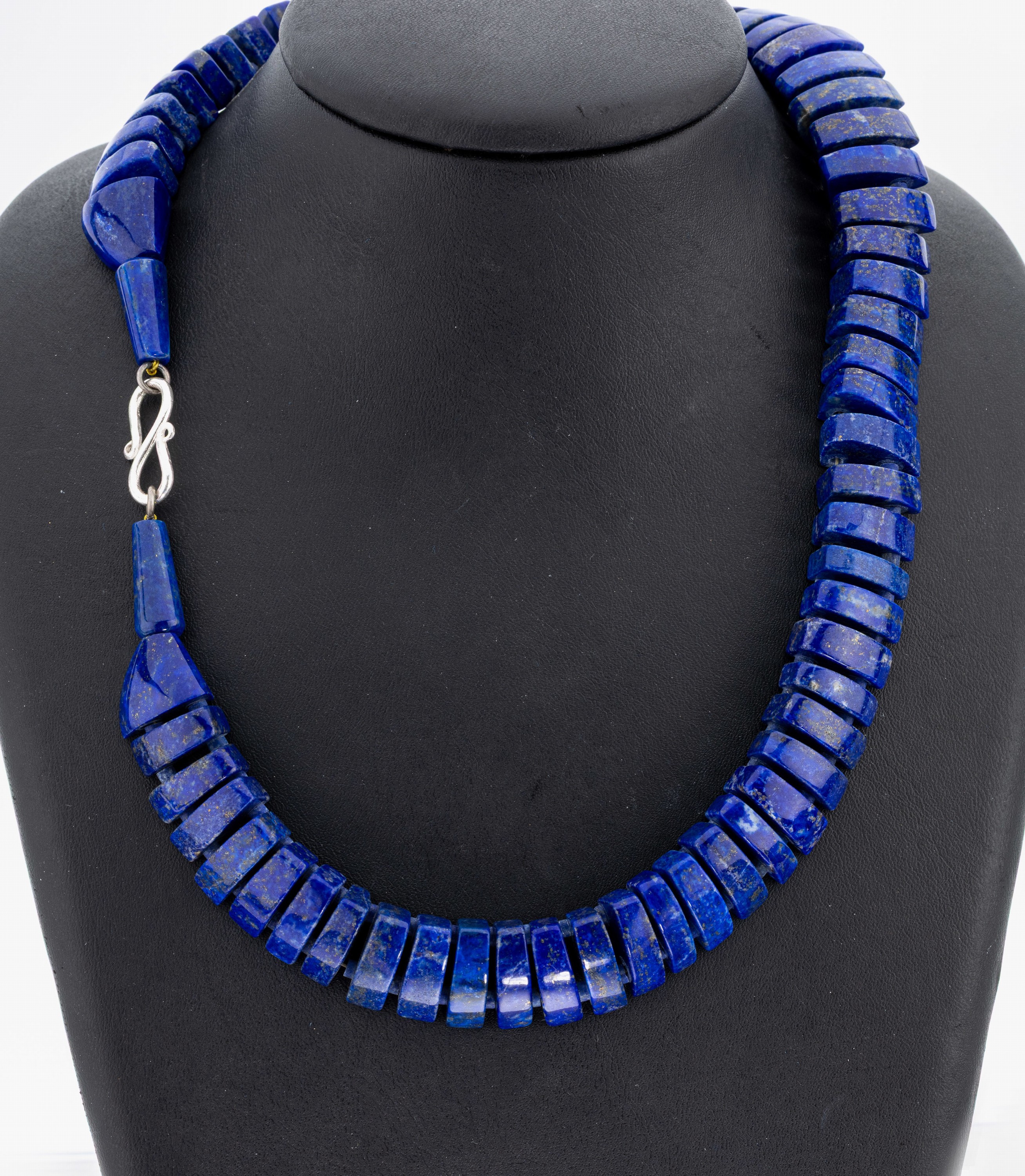 Lapislazuli-Collier, abgerundete Glieder, Rondelle als Zwischenglieder, dadurch sehr anschmiegsam, stil. Schlange, D. ca. 16 cm (L.ca. 48 cm), ...