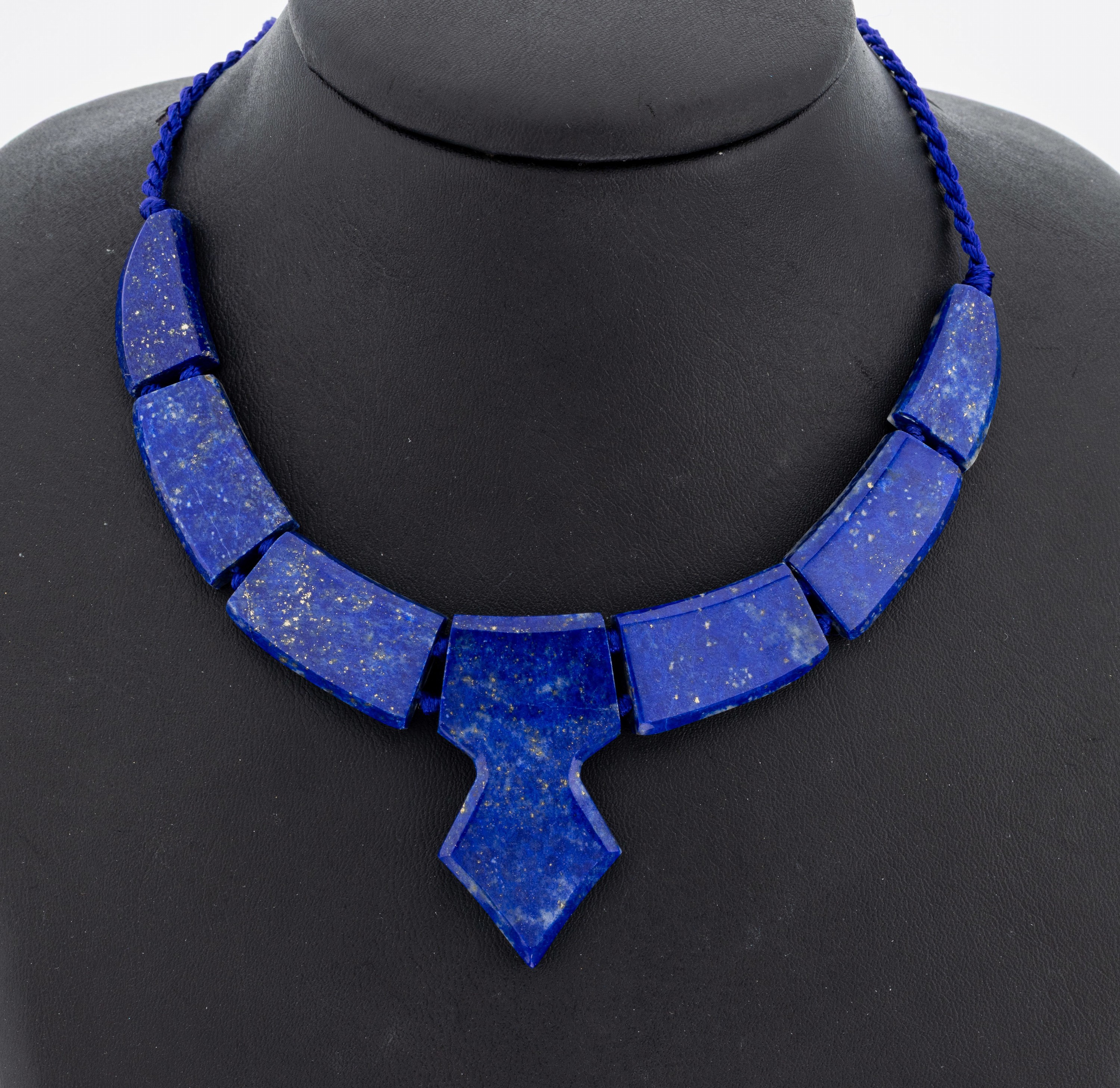 Detail a: Lapislazuli-Collier, 7-tlg. Mittelteil, Lapislazuli-Glieder mit Pyriteinschlüssen, an dunkelblauem Stoffband, stufenlos verstellbar