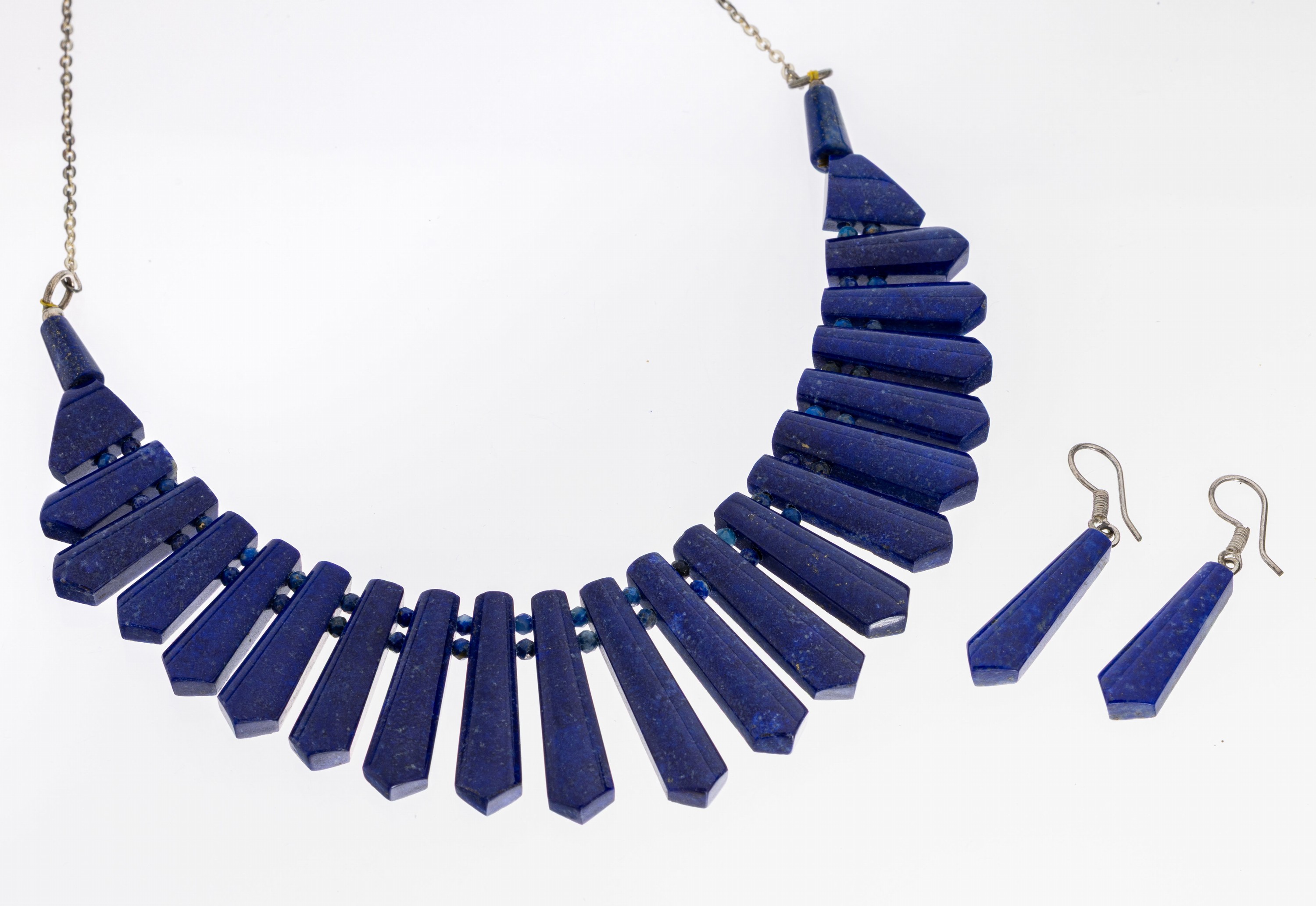 Detail a: Lapislazuli-Schmuckset, best. aus: 1 Collier, Mittelteil aus Lapislazuli-Stäben im Verlauf, Kette, versilbert, L. variabel ca. 56-61 cm, ...