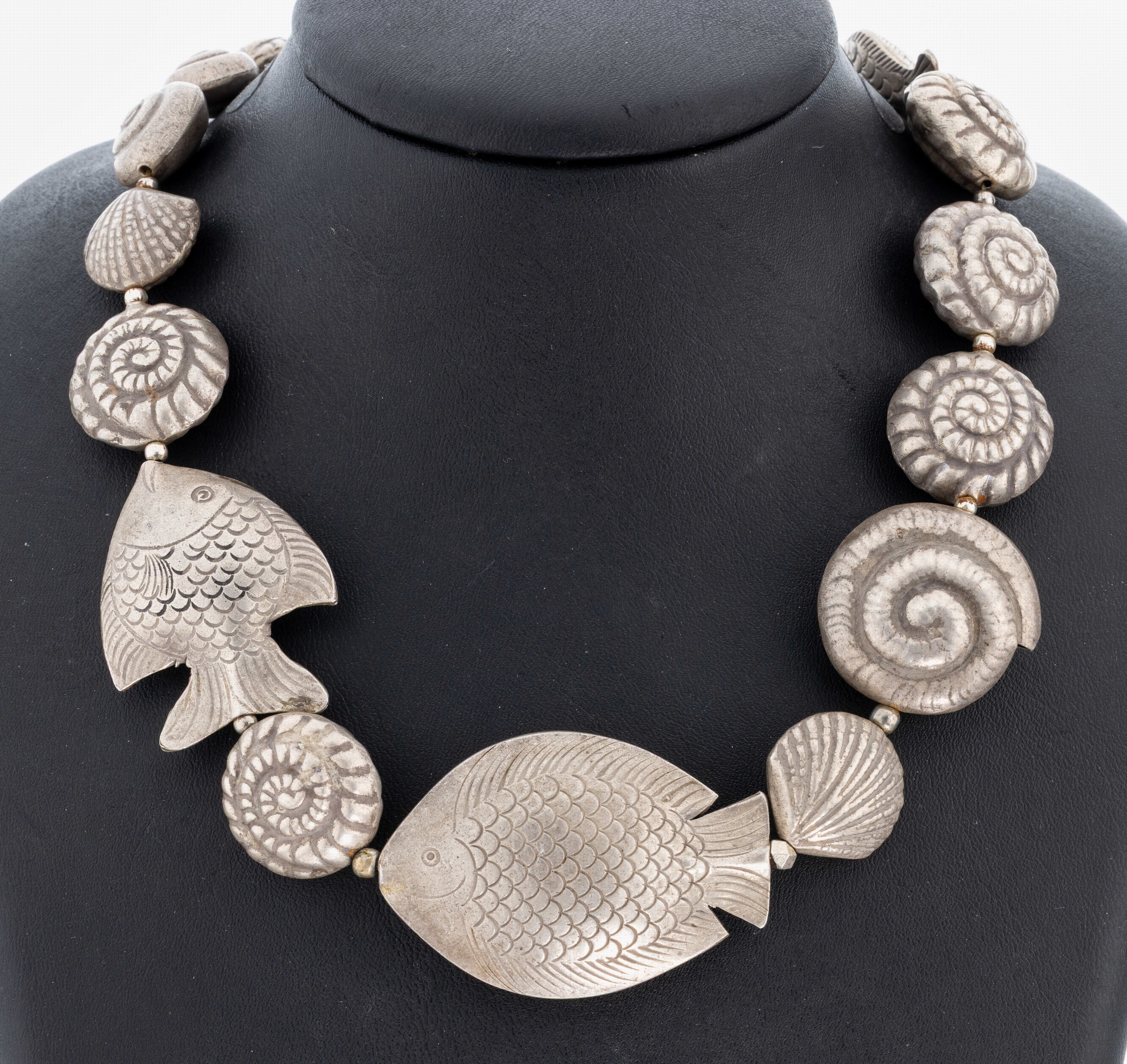 Image 26992647 - Collier, wohl Indien, Silber gepr., Gliederim Verlauf, in Form von Muscheln und ...