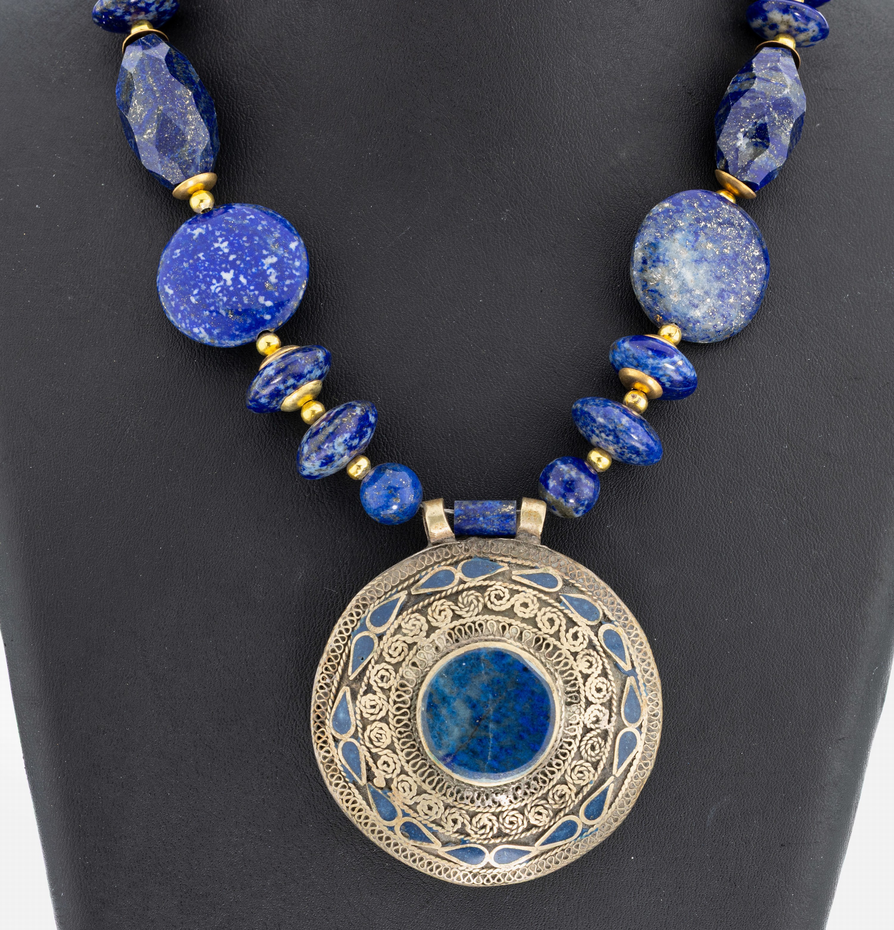 Image 26992656 - Lapislazuli-Collier, gr. Mittelteil, Silbergepr., Kette aus Lapislazuli-Gliedern in ...