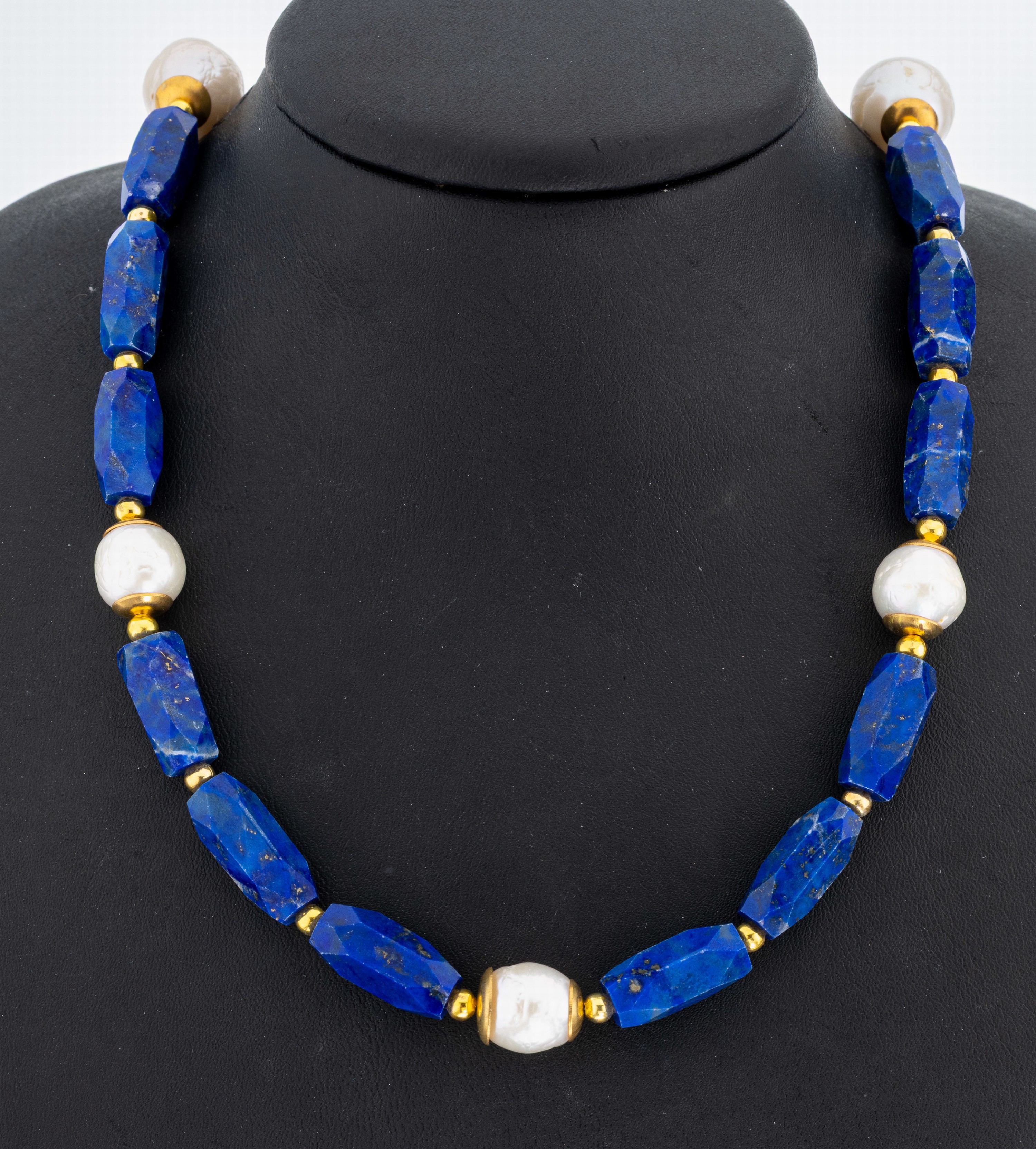Lapislazuli-Perl-Collier, längliche facett.Lapislazuli-Glieder, 5 unrunde Zuchtperlen, D.ca. 11.4-14.3 mm, Zwischenglieder Messing verg., L. ca. 52 ...