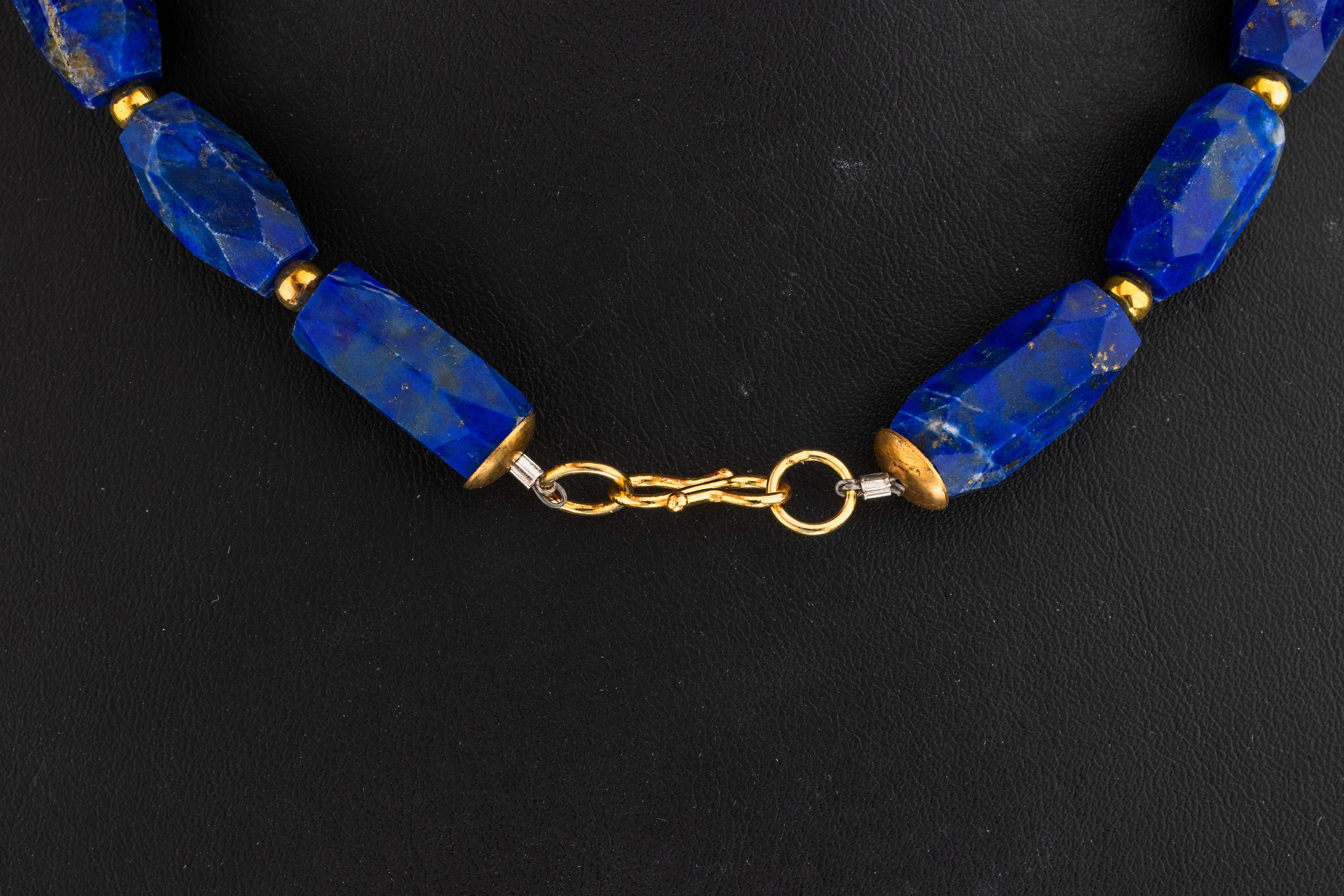 Detail a: Lapislazuli-Perl-Collier, längliche facett.Lapislazuli-Glieder, unrunde Zuchtperlen, D. ca. 12.4-14.4 mm, L. ca. 51 cm, S-Schließe verg.