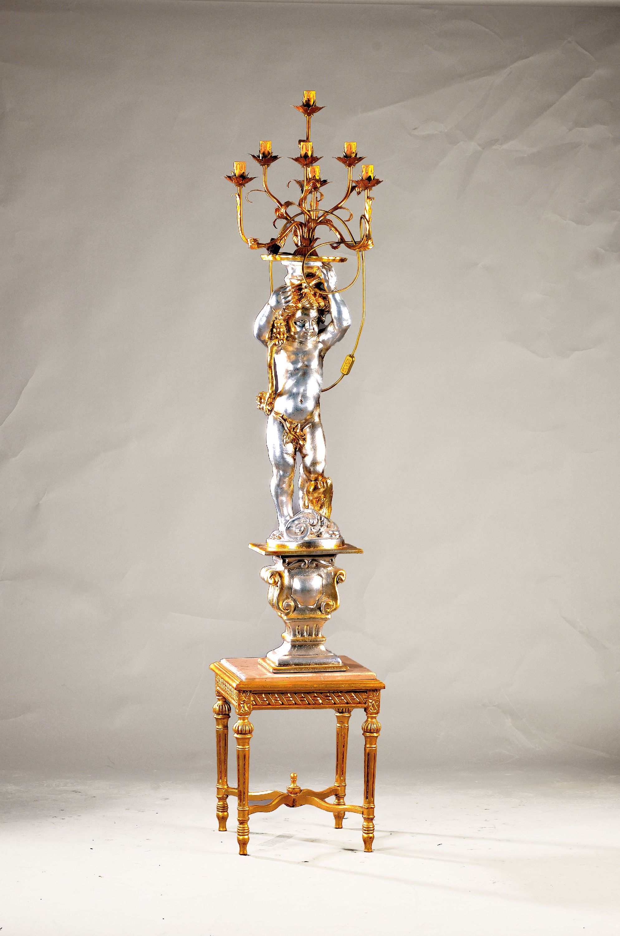 Image 26992672 - Großer Figurenleuchter auf Hocker/Postament, nach venezianischem Vorbild, 2. Hälfte 20. ...