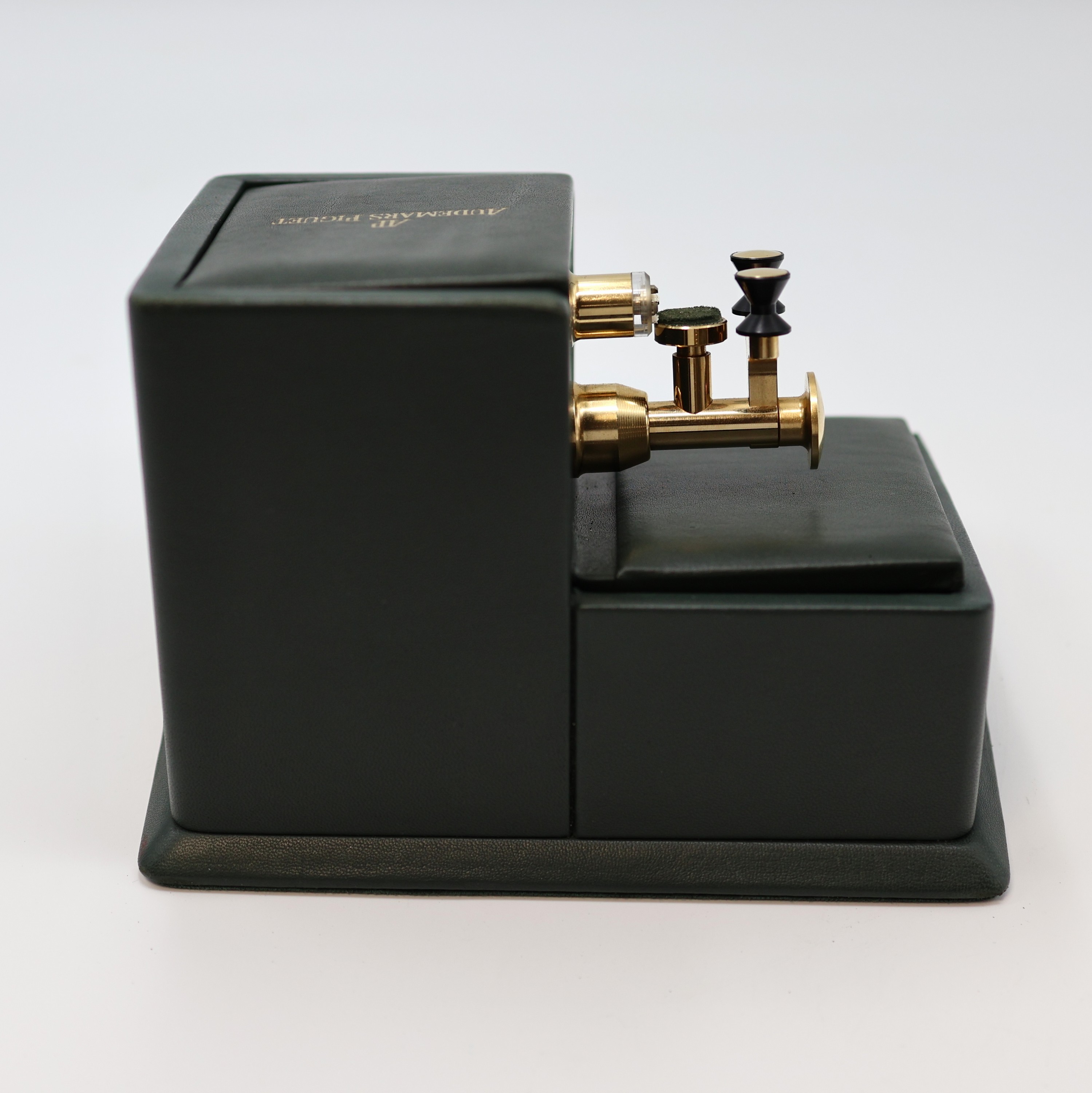 Detail b: AUDEMARS PIGUET seltener, vintage Uhrenbeweger zum Aufziehen von mechanischen Uhren mit Handaufzug Modell PM1, 2-teiliges, mit Leder bezogenes ...