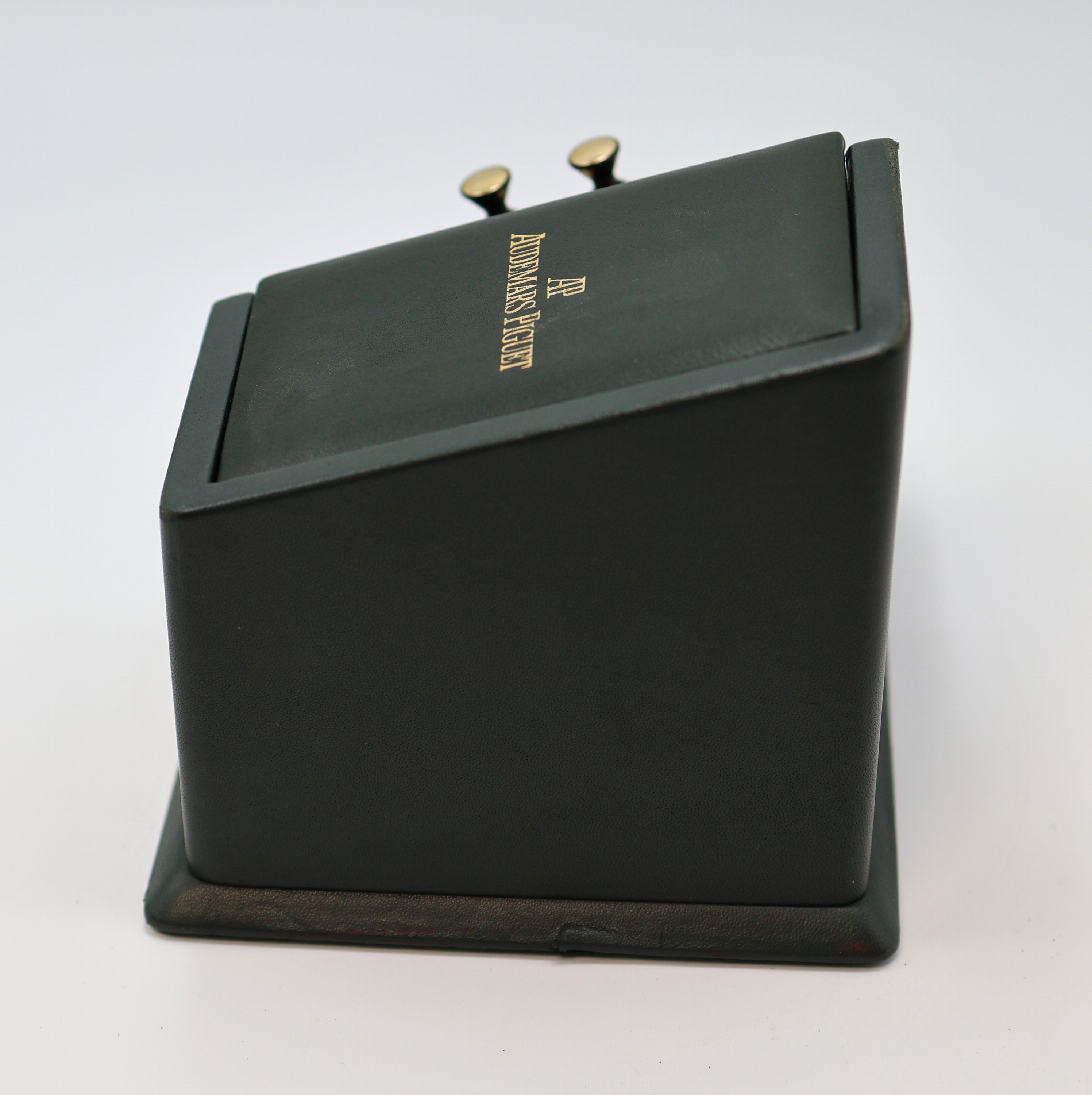 Detail c: AUDEMARS PIGUET seltener, vintage Uhrenbeweger zum Aufziehen von mechanischen Uhren mit Handaufzug Modell PM1, 2-teiliges, mit Leder bezogenes ...