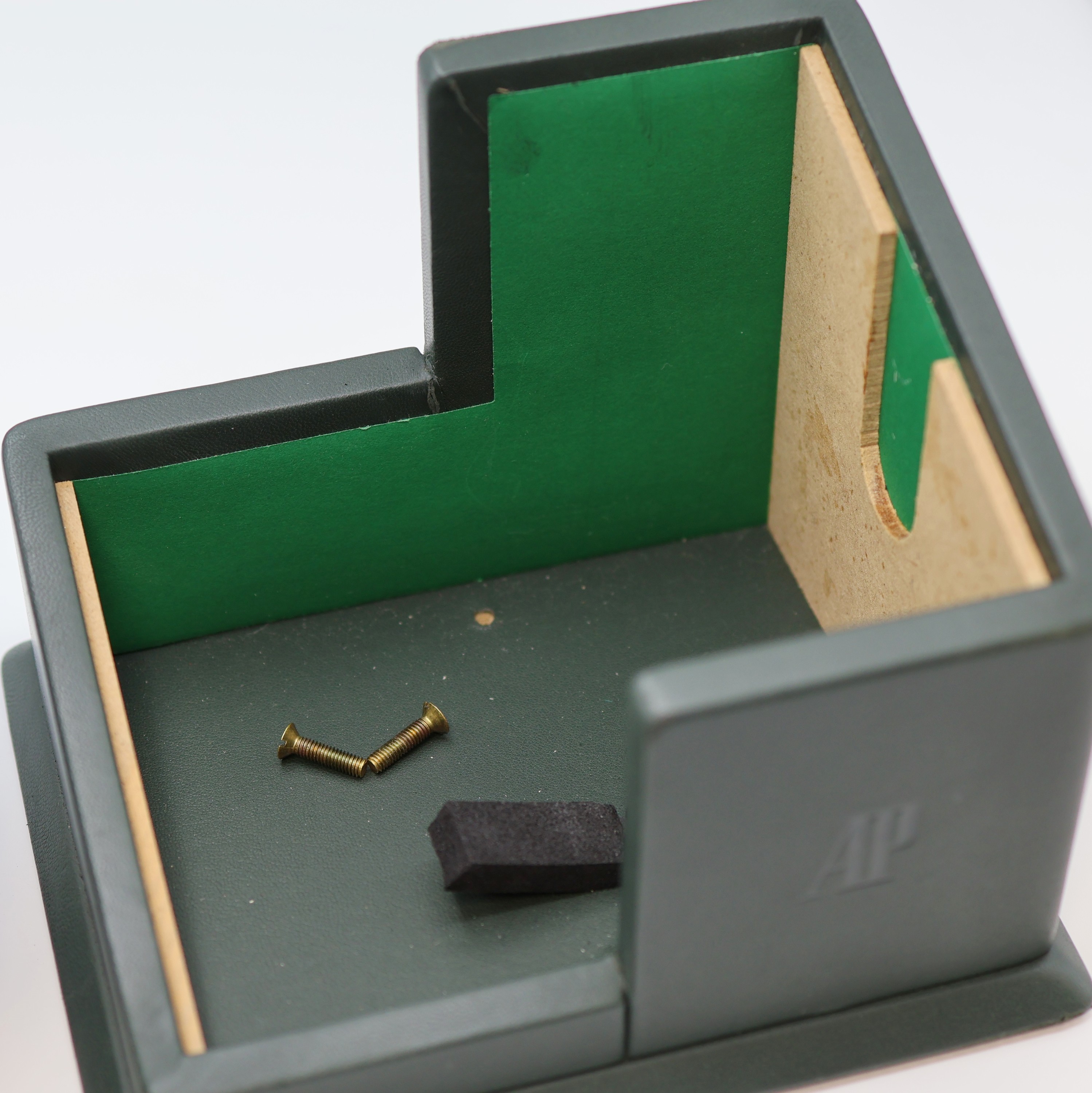 Detail d: AUDEMARS PIGUET seltener, vintage Uhrenbeweger zum Aufziehen von mechanischen Uhren mit Handaufzug Modell PM1, 2-teiliges, mit Leder bezogenes ...