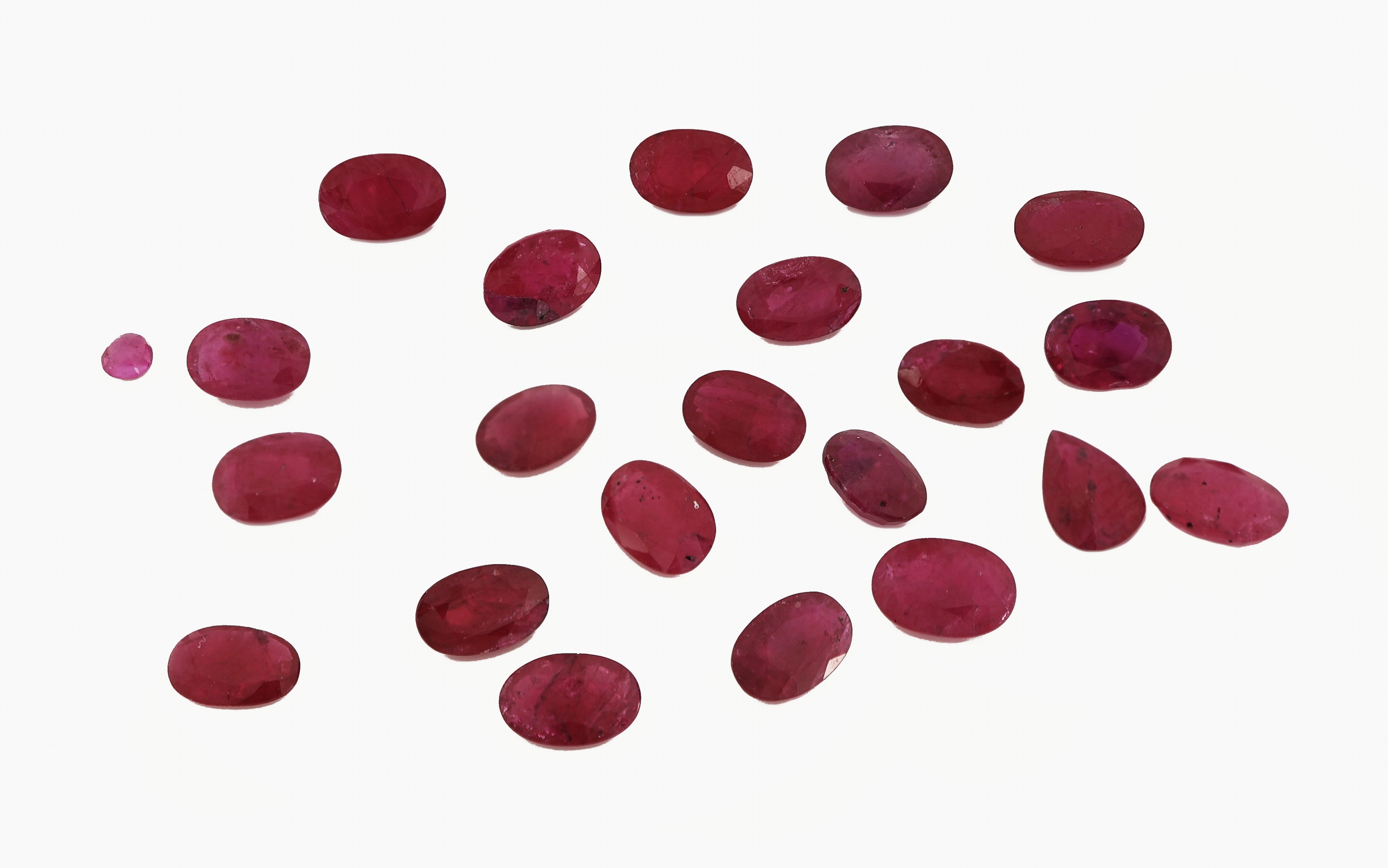 Lot lose Rubine zus. ca. 11.28 ct, ovalfacett. in versch. Größen, Ausfassware, z.T. beh.