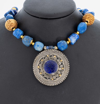 Image Lapislazuli-Collier, Mittelteil Silber gepr., mit grav. Lapislazuli, Kette aus ...